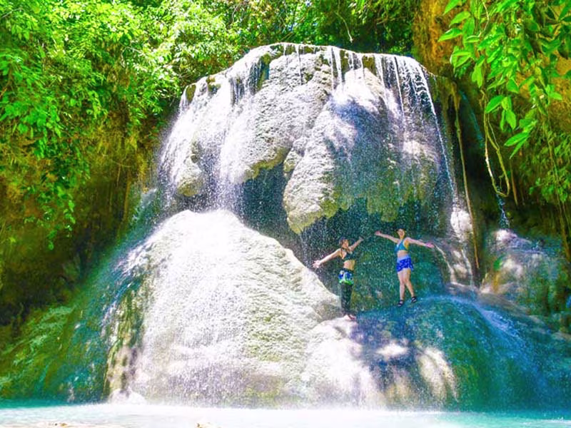 アギニッド滝シャワークライミング