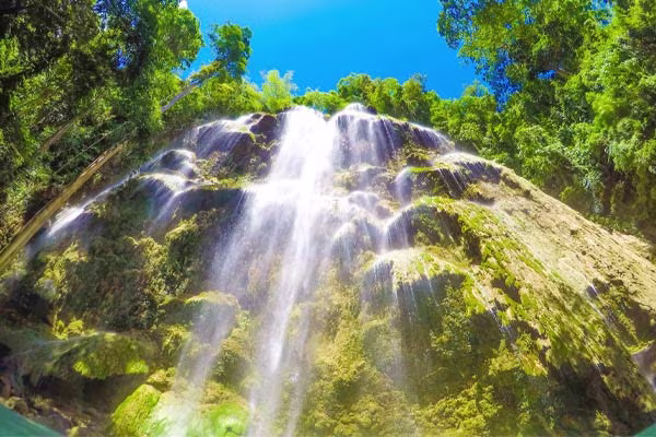 見ているだけで癒される?幻想的なツマログ滝