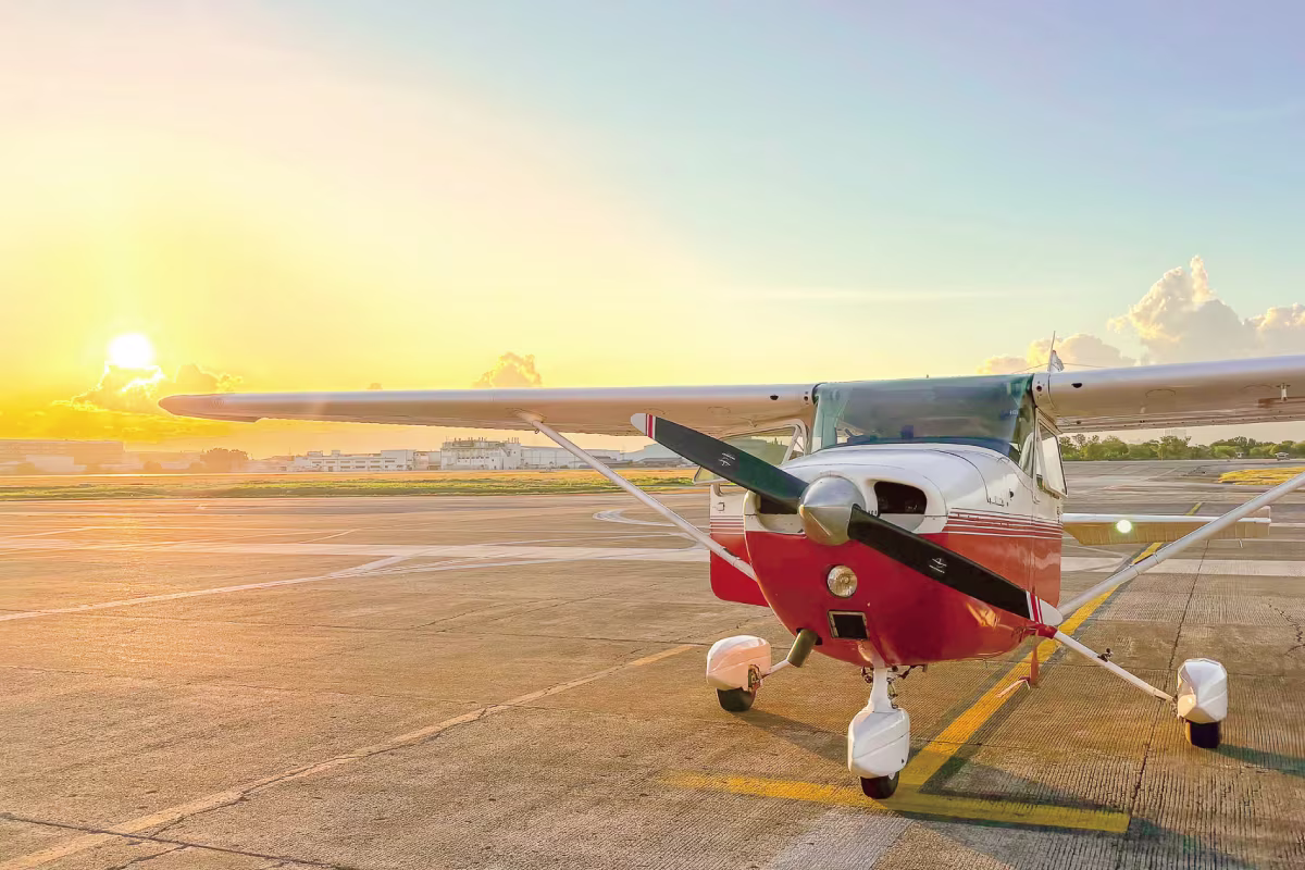 セブ島初のセスナ貸切サンセットフライト。マクタン空港発着・約45分の遊覧飛行でセブシティやマクタン島上空を一周。マジックアワーの絶景を空の特等席から独占できるCSPトラベル限定のラグジュアリー体験。ホテル送迎付き。