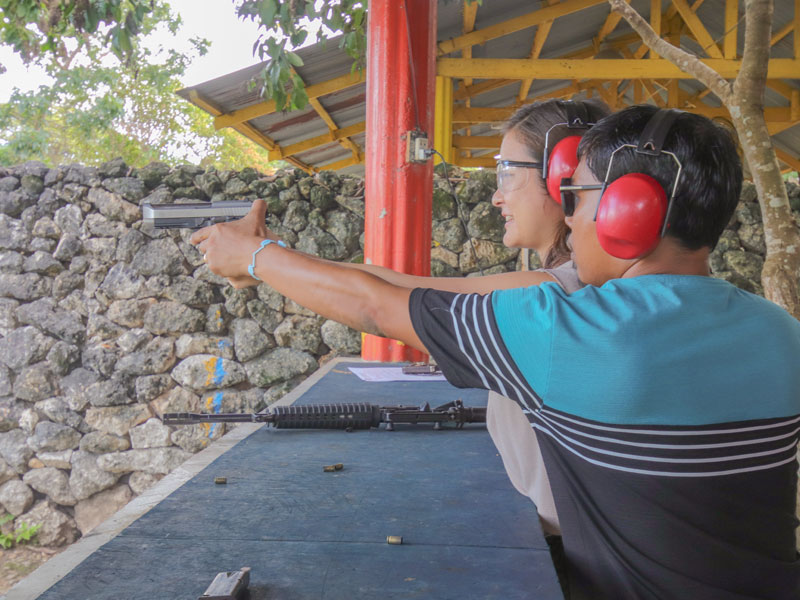 セブ島で実弾射撃体験をするなら、専属ガイドと送迎付きのツアーがおすすめ。リゾートホテルが集まるセブマクタン島エリアからアクセス抜群の実弾射撃場へご案内するガンシューティングツアーは弾数も銃の種類も選べるから初めてのあなたでも気軽にご参加いただけます。