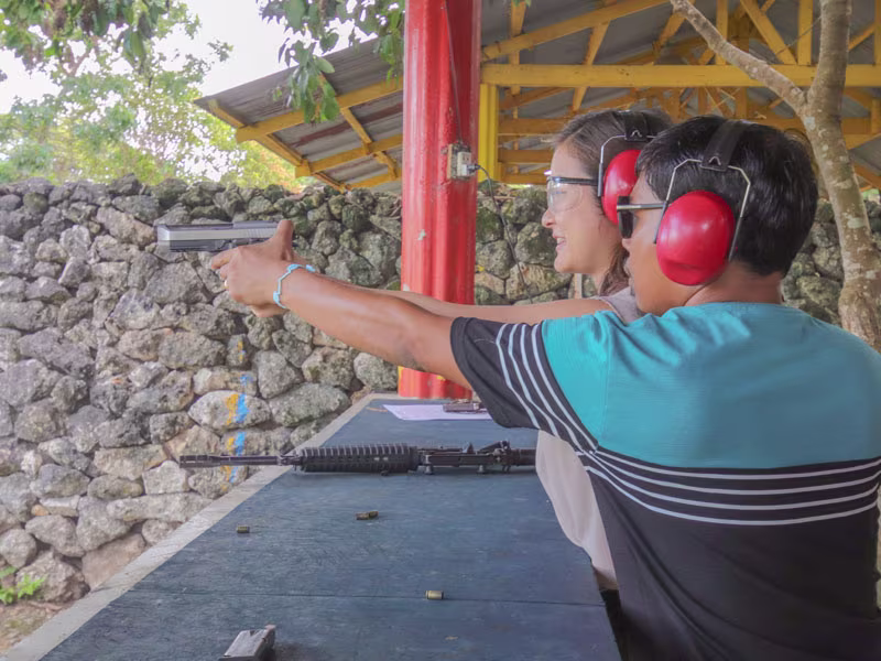 セブ島実弾射撃ツアーを特別価格で予約。往復送迎付きでホテルから手ぶらで直行できます。人気のライフルやハンドガンも体験可能。免許不要で初心者も安心。ツアー後はご希望の場所で下車可能。ご予約はお早めに。