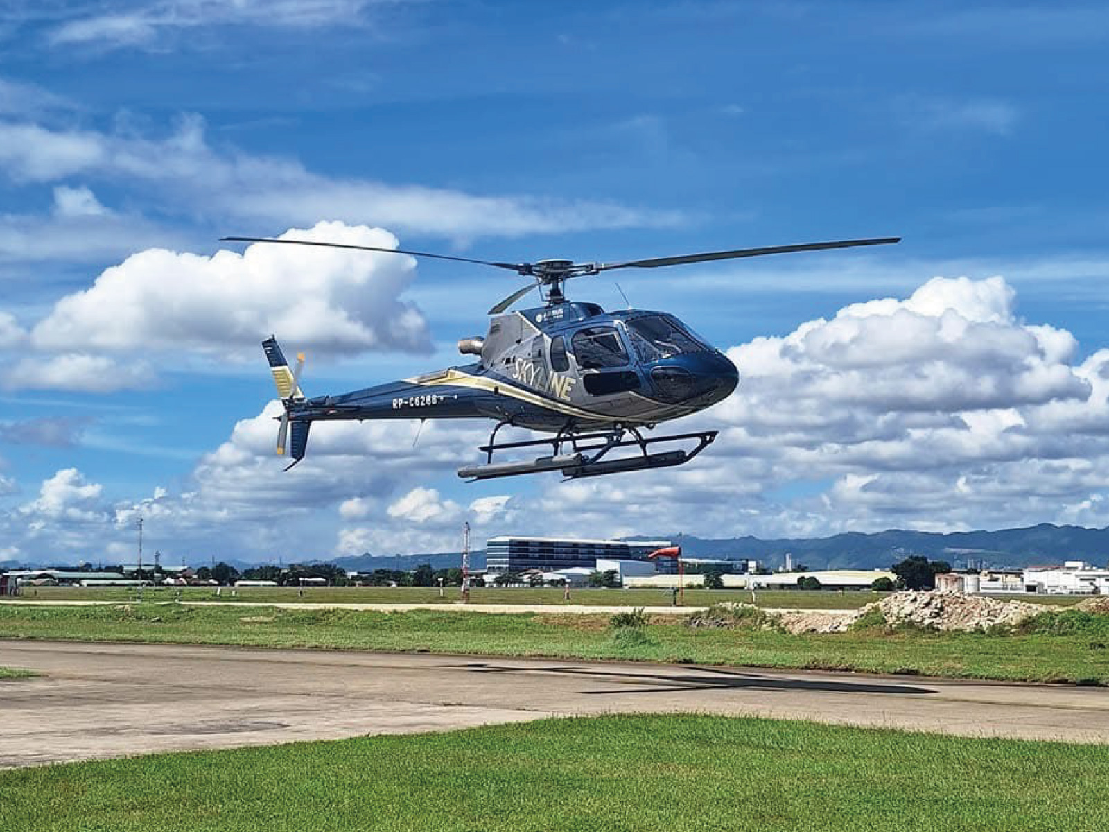 ヘリコプター飛びだつ