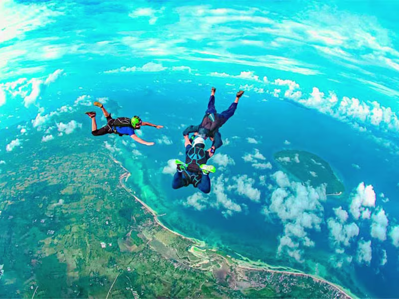 セブ島発のバンタヤン島ツアーで上空3,000mからの落下体験！？スリル満点のスカイダイビングに挑戦しよう。アクティビティを思いっきり楽しんだ後は、世界中のインスタグラマーが訪れる美しいバンタヤン島のビーチでゆっくりと過ごせます。