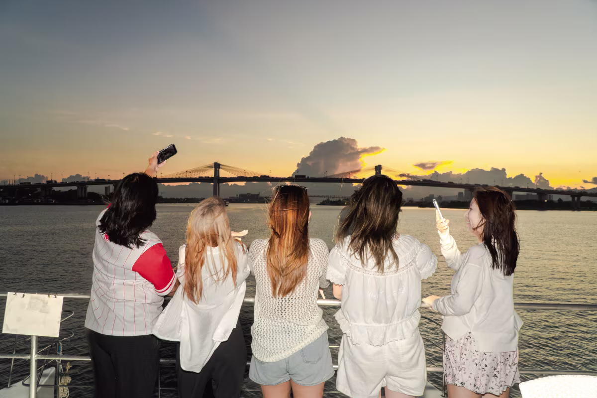 夕日から夜景へ。空の色が変わる「360°絶景ルート」