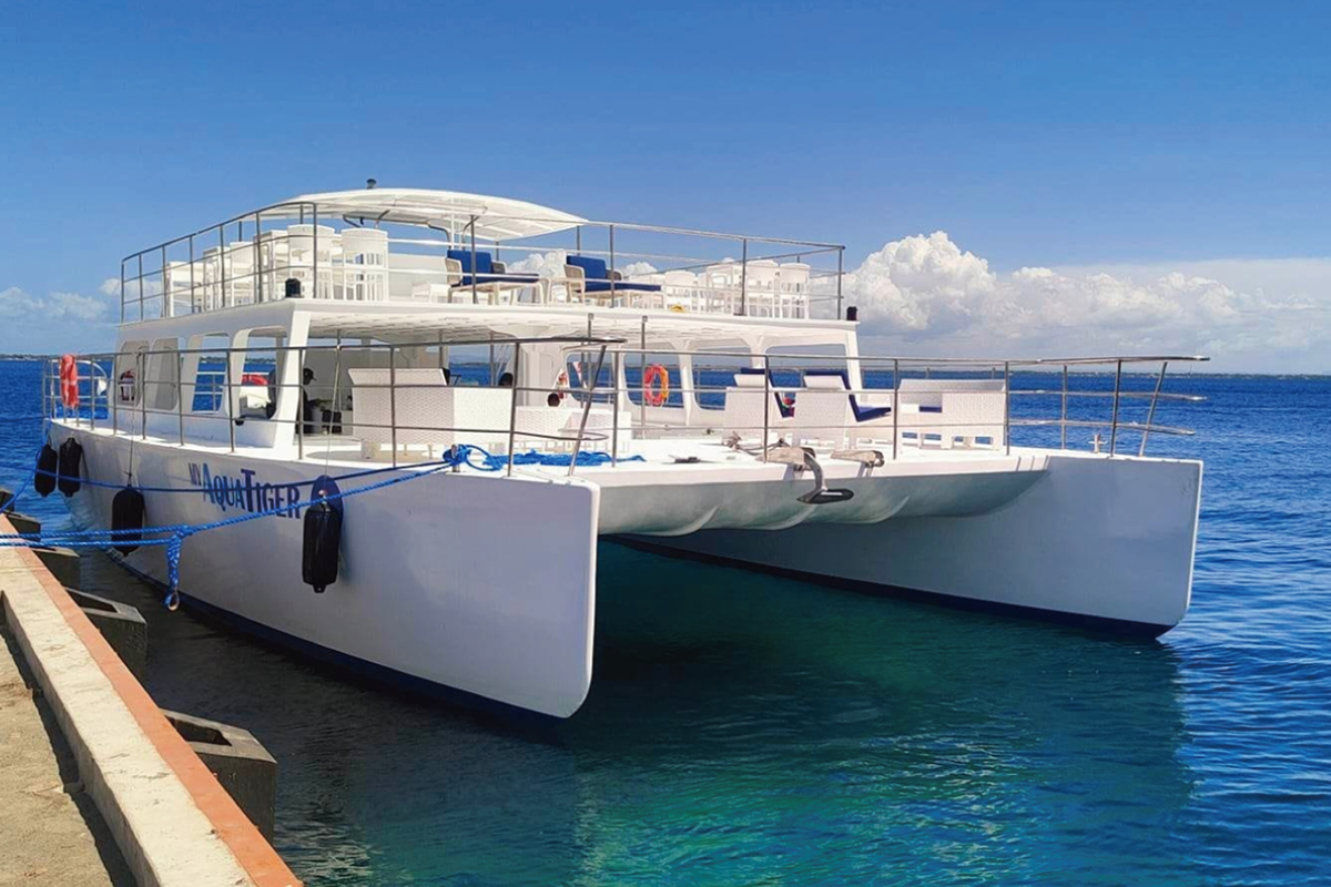 贅沢なカタマラン船へ乗船