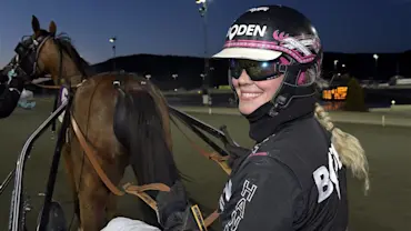 Hanna Olofsson glad bakom La Norna.jpg (1)