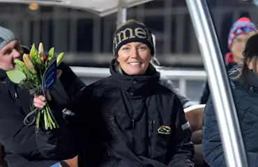 Sofia Aronsson med blommor.jpg