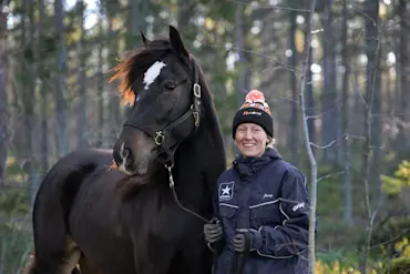 Majblomster och Jenny i skogen 3.jpg