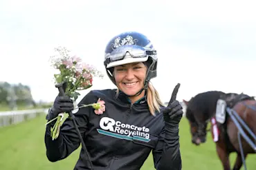 Jennifer Persson med blommor.jpg