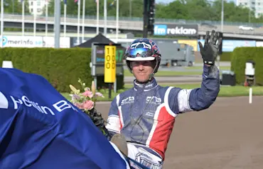 Anders Eriksson vinkar bakom Tyson Renegade.jpg