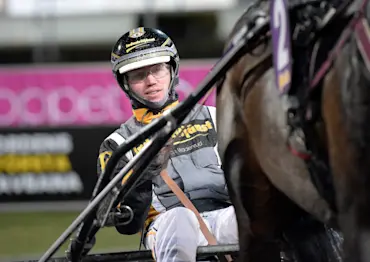 Jonathan Bardun i sulky.jpg