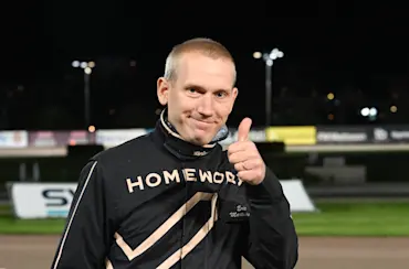 Eric martinsson tummen upp efter V86-segern.jpg