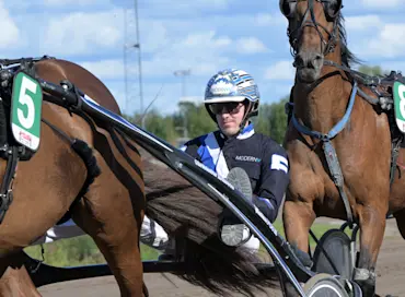 Christoffer Eriksson i sulky (1).jpg