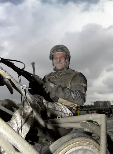 Olle Als&eacute;n segerdefilerar bakom M.T.Insider.jpg