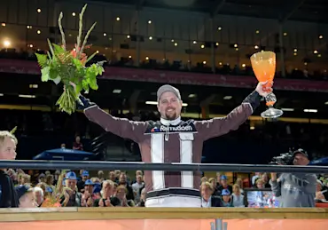 Daniel Redén gör segergest efter segern.jpg