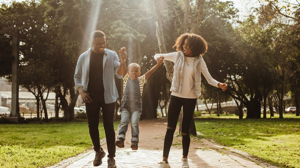 family in park (1440 x 810)