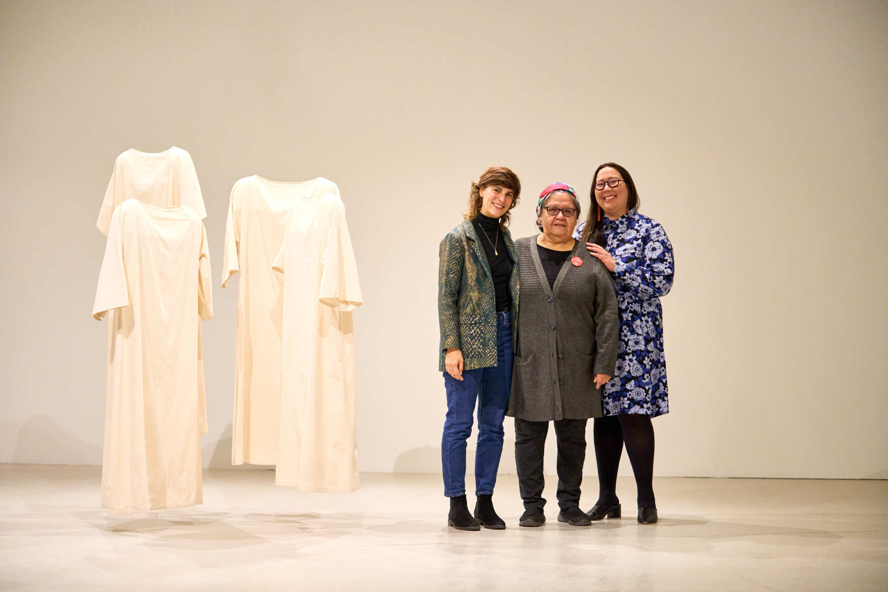 Anne-Marie St-Jean Aubre, Faye HeavyShield et Su Ying Strang, au Musée d'art de Joliette, 2022. Photo : Romain Guilbault