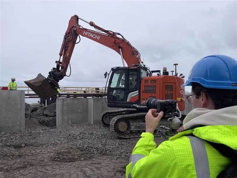 Makula Media filmer maksiner i sving ved bølgevernet utenfor Hammerfest sykehus