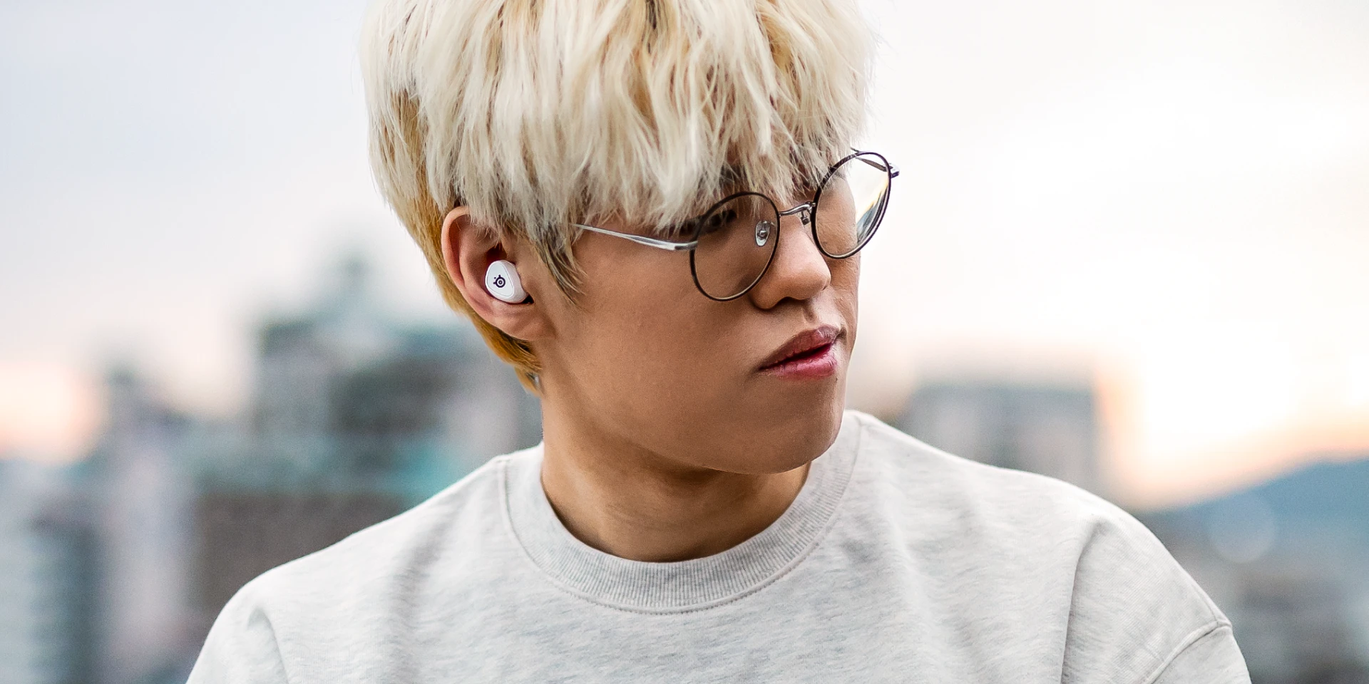 full_width image of Arctis GameBuds™ for PlayStation White Blemished Box - 4 of 4 mobile