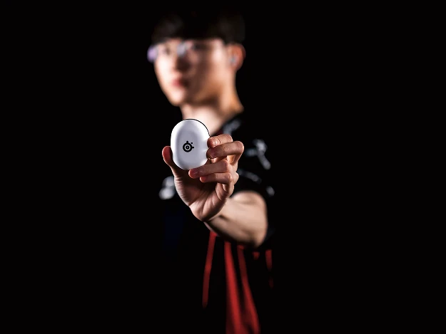half_width image of Arctis GameBuds™ - 3 of 4 mobile