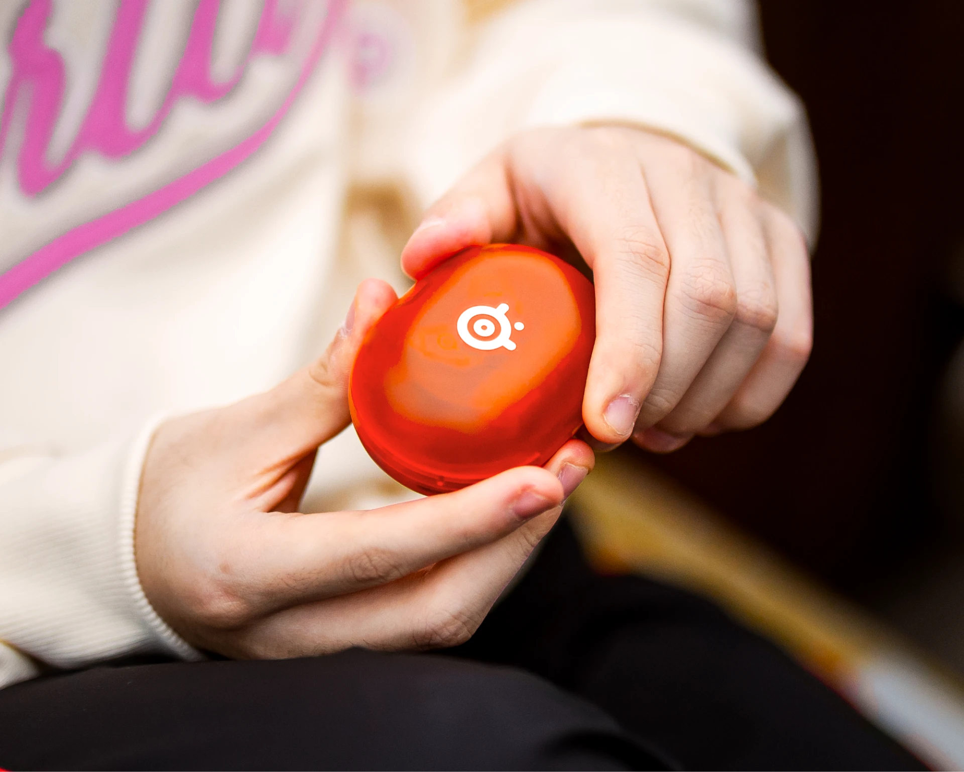 half_width image of Arctis GameBuds™ Glorange - 3 of 4 mobile
