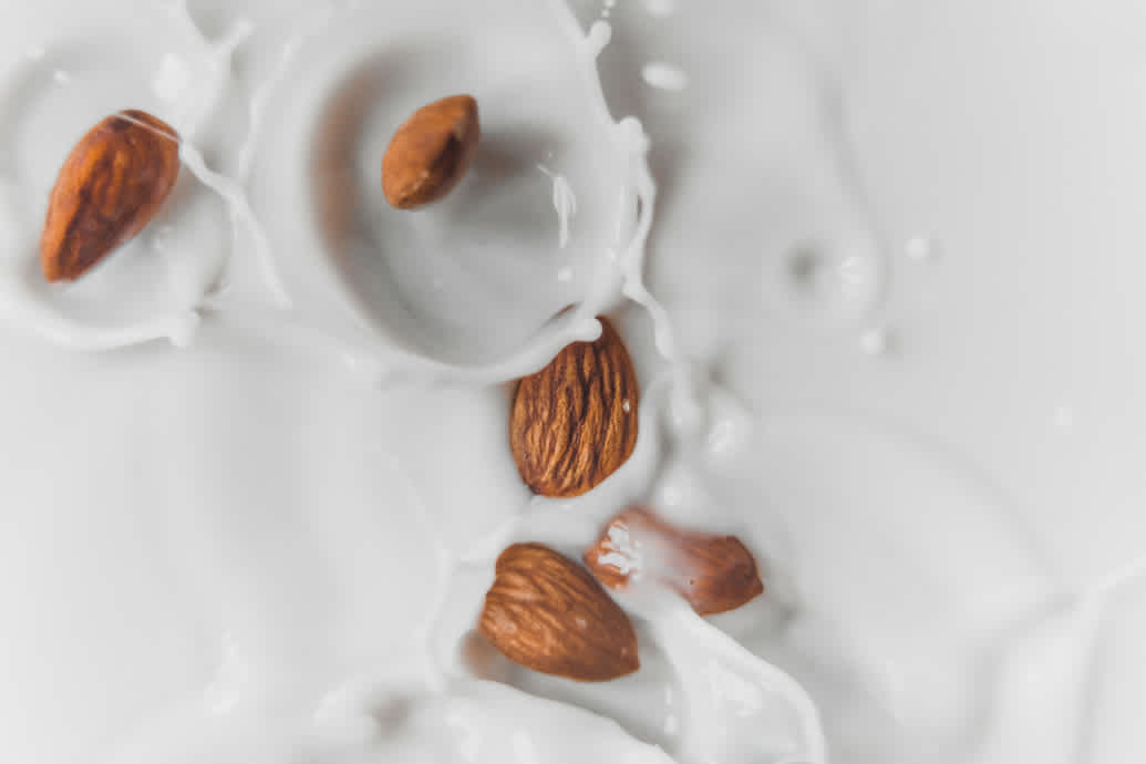 杏仁奶夯什麼？高鈣低卡4好處+自製法，營養師激推！