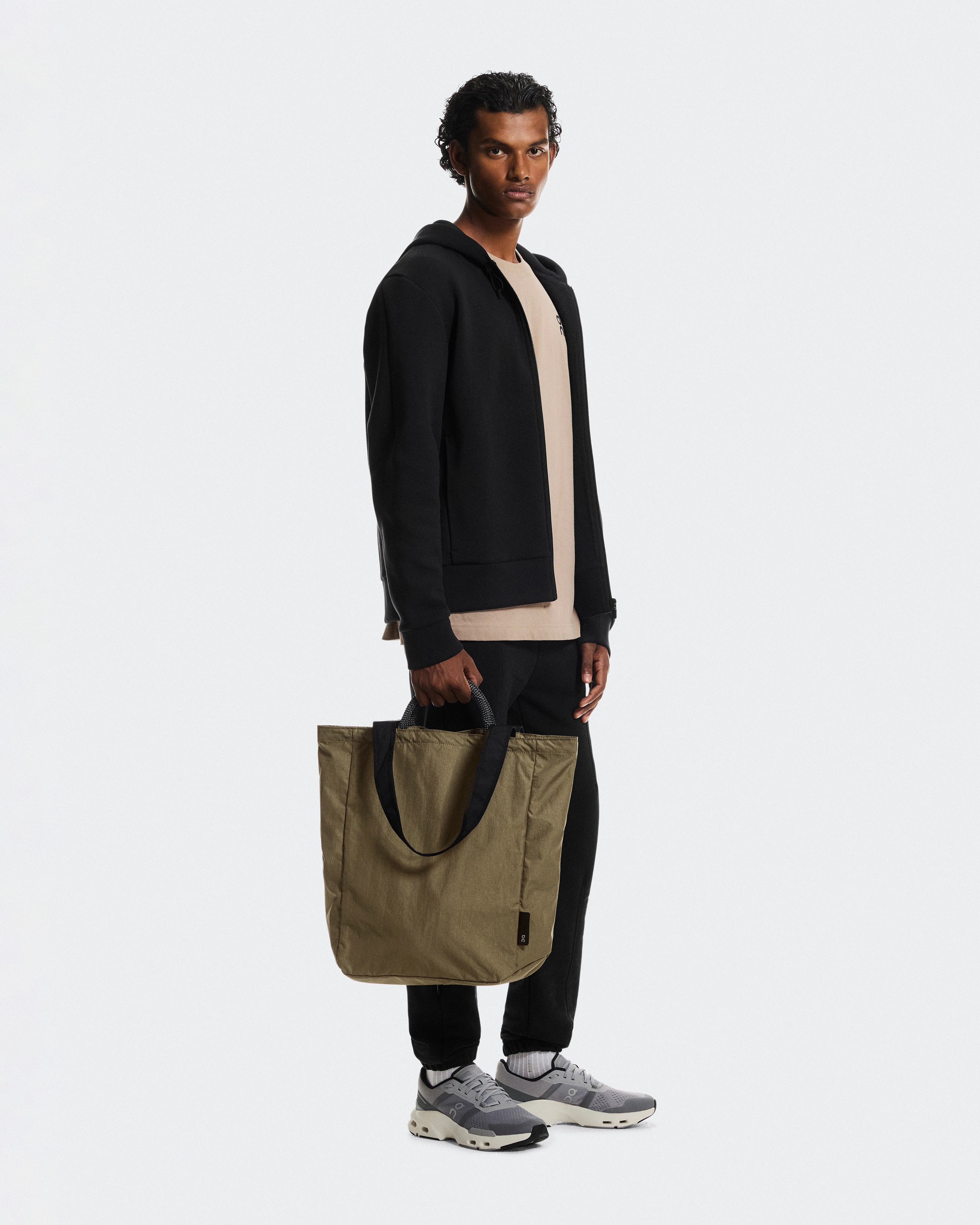 On Tote Pack 25L Olive & Black オールジェンダー バッグ