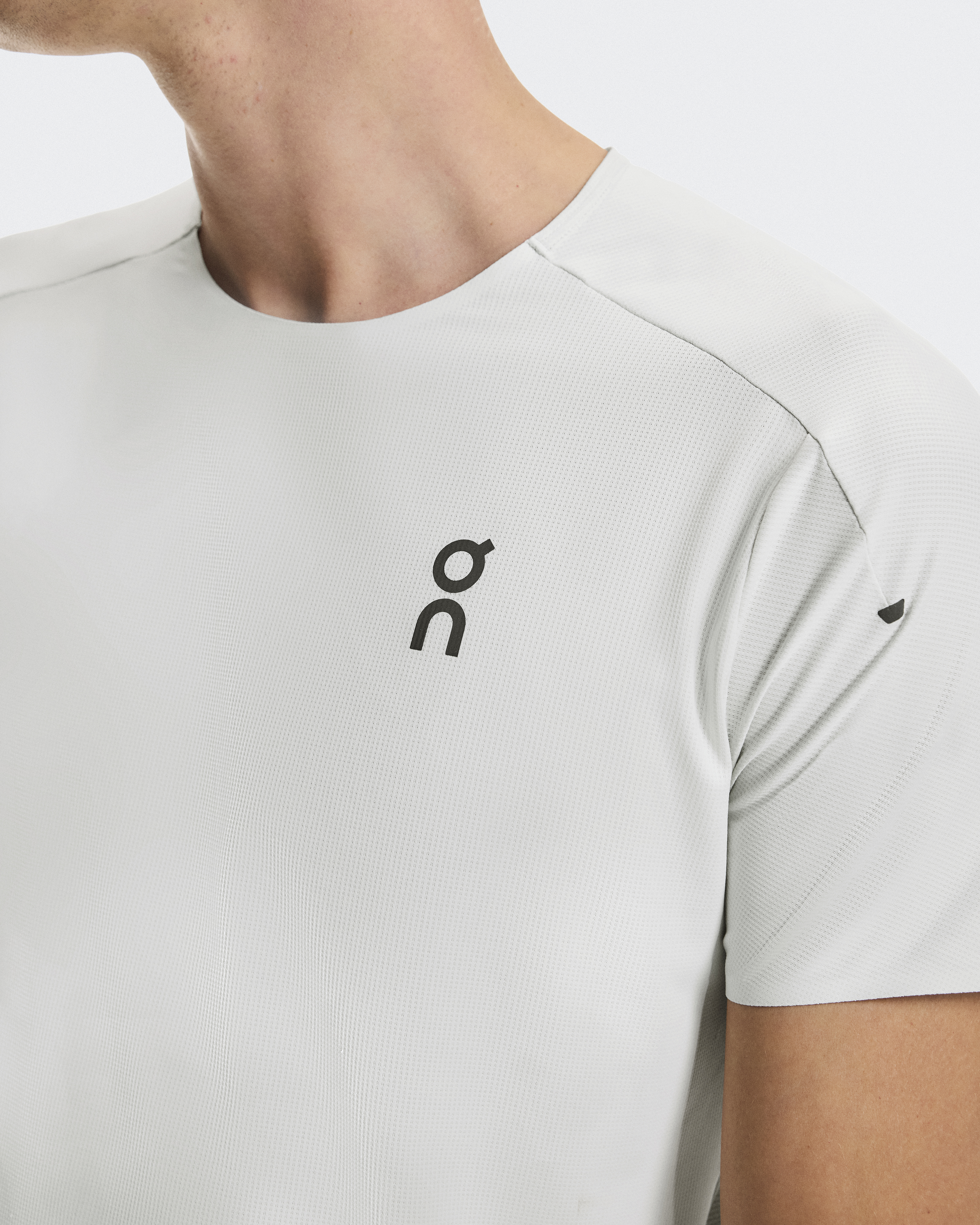 OnパフォーマンスTシャツ　限定品 パフォーマンスT｜ハイテク素材で通気性抜群のメンズ ランニングT