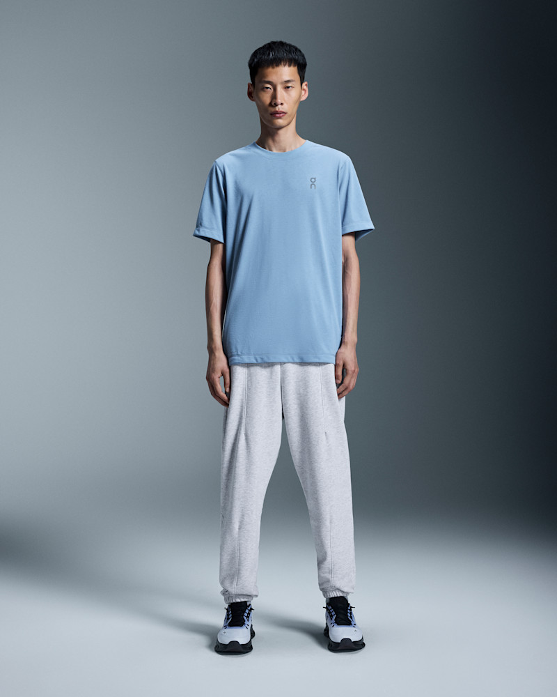 On Men's Train-T Short-Sleeve Shirt in Chambray, Size: Medium, Polyester
