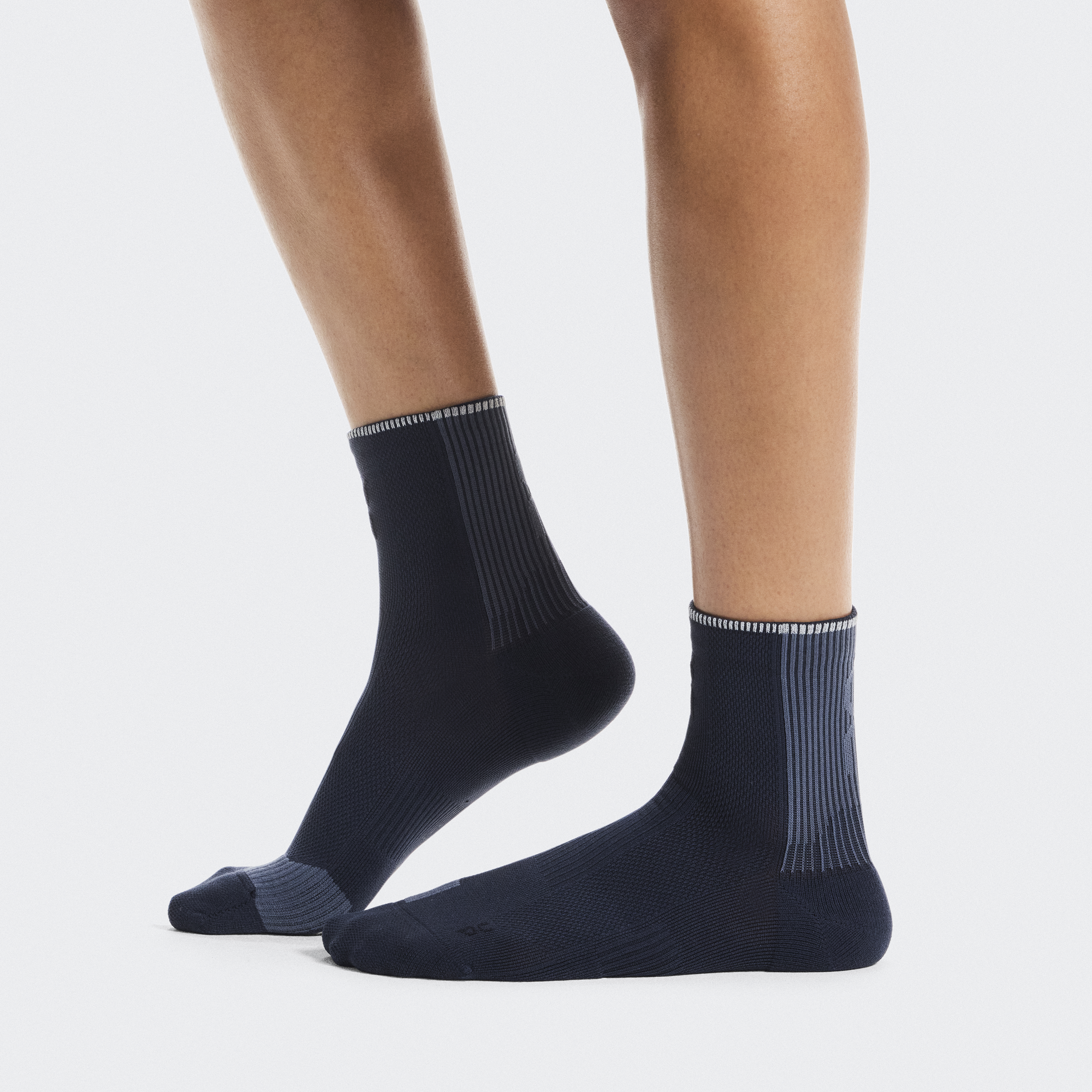 Performance Run Sock Mid in Navy/Navy