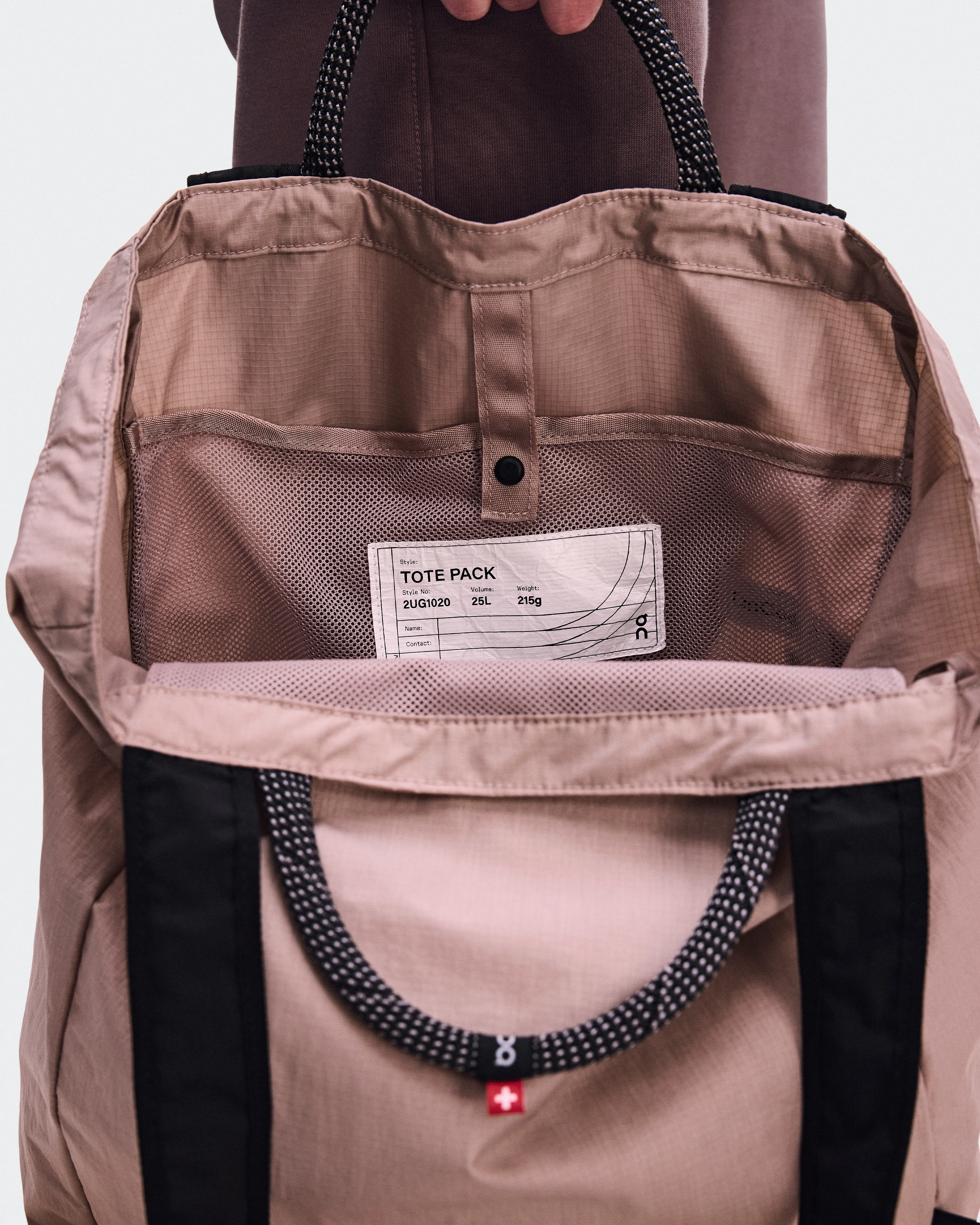 On Tote Pack 25L Biscuit & Black Unisex Bolsas