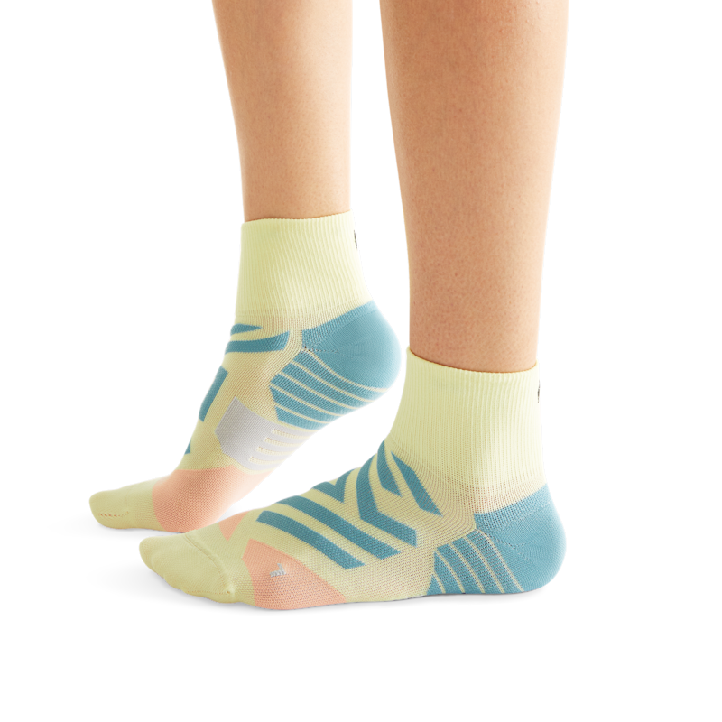 On Women's Performance Mid Sock in Hay/Rose, Size: 5-6, Polyamide
