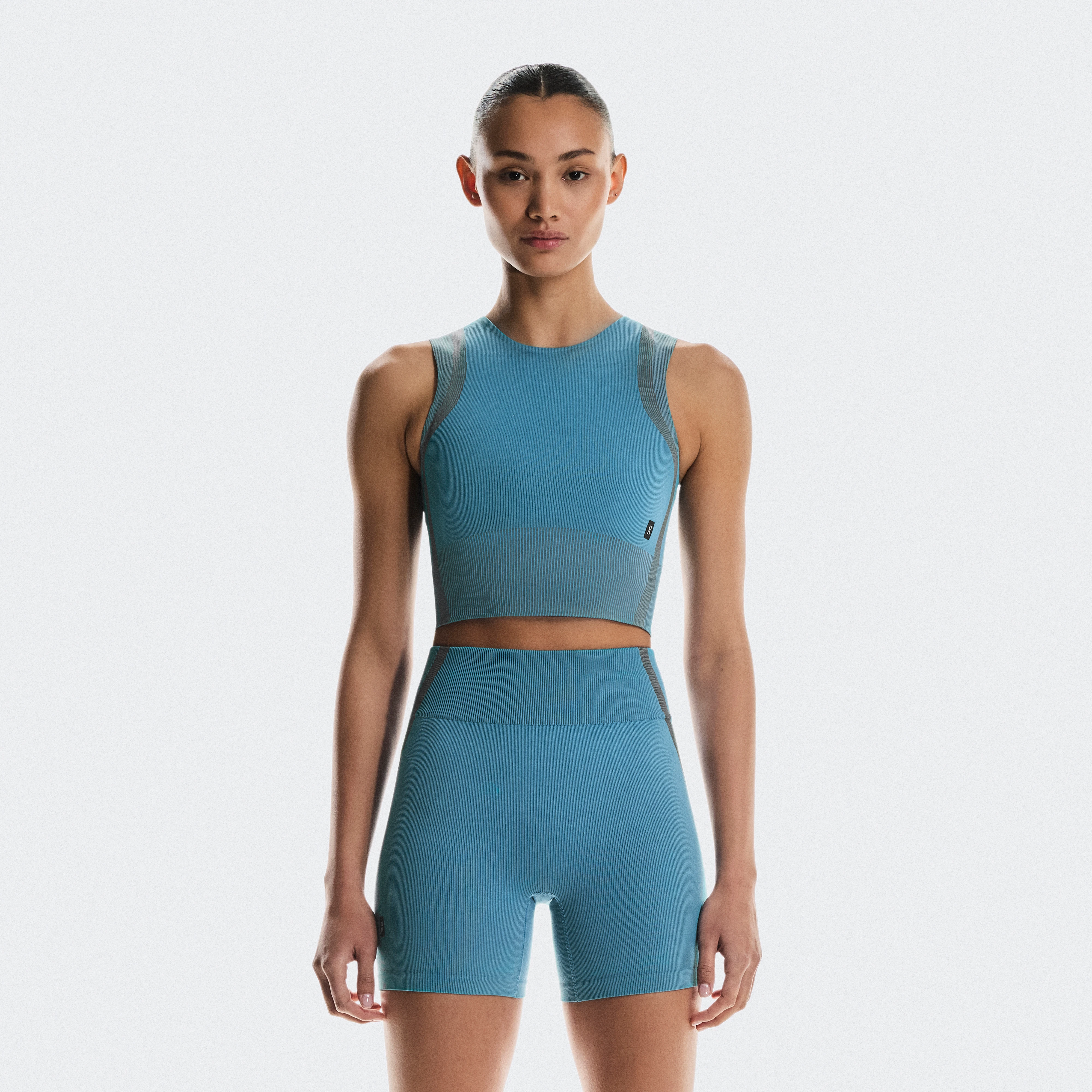 On Studio Knit Crop ブルー グレー ウィメンズ ウィメンズ – 毎日のトレーニング　低強度のワークアウト　シームレス トップス＆Tシャツ