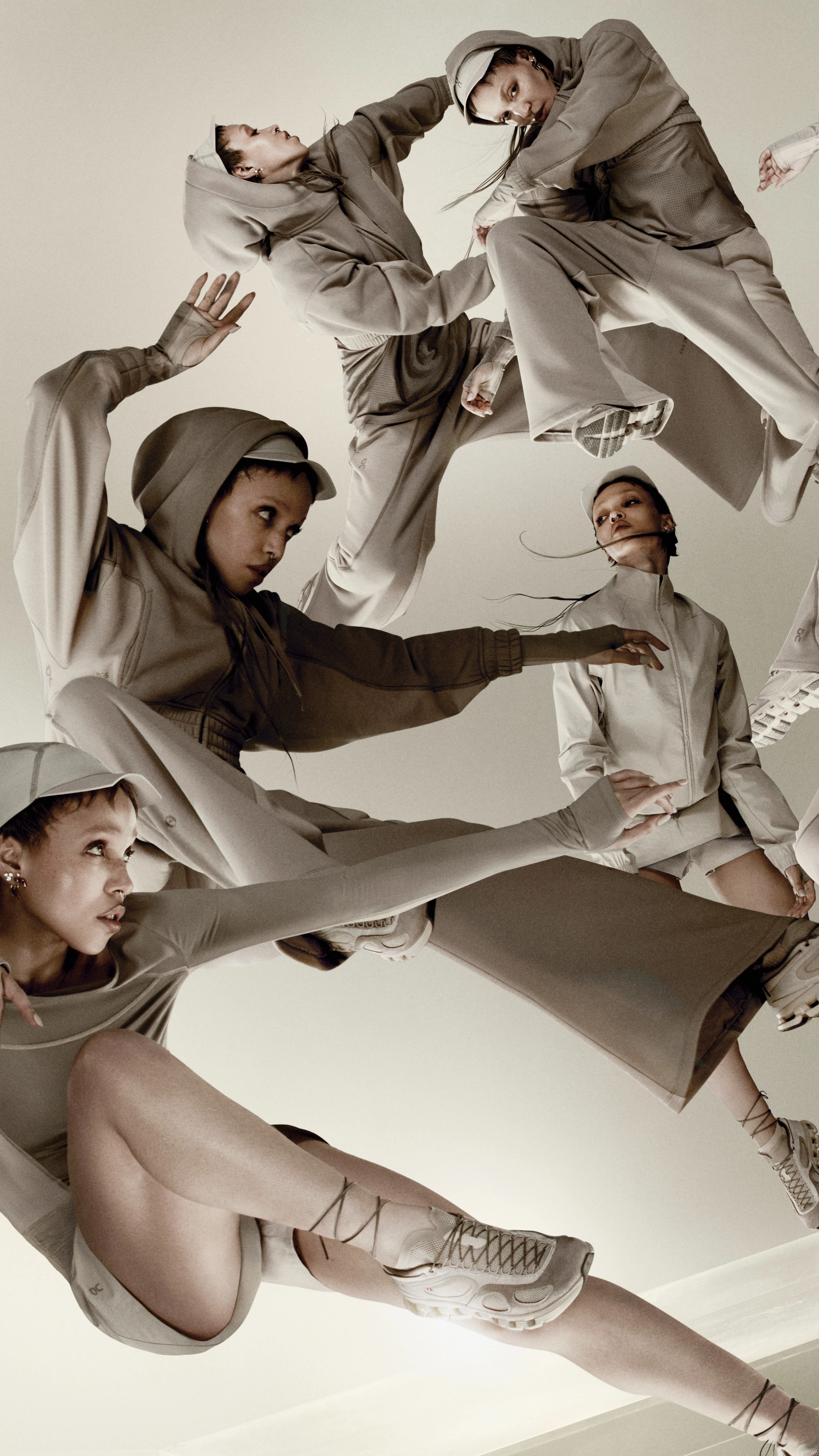 Eine dynamische Collage mit FKA Twigs in verschiedenen Posen und beiger Kleidung aus ihrer On Capsule-Kollektion vor einem hellbeigen industriellen Hintergrund.