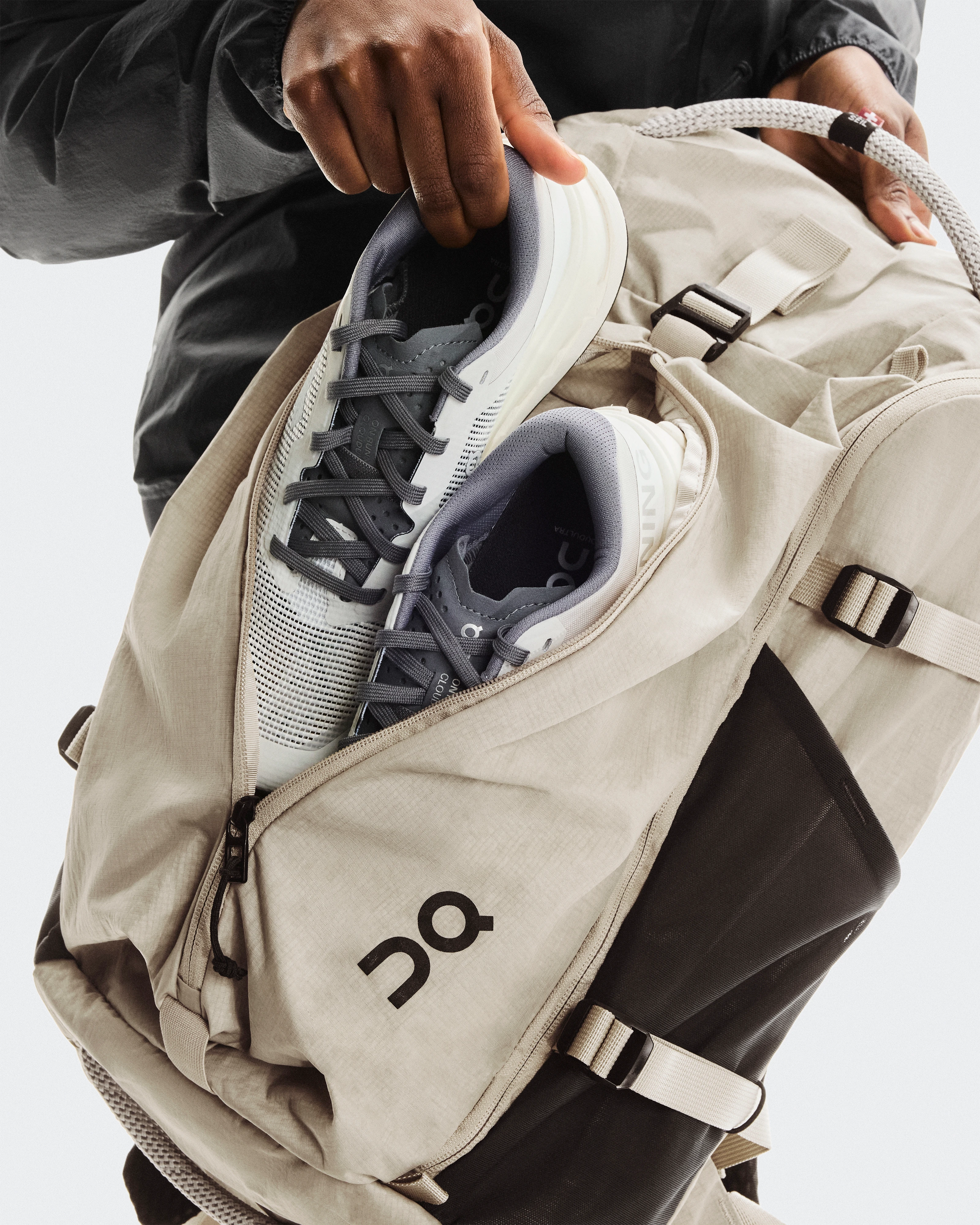 On Speed Pack 30L Sand & Black Unisex Bags