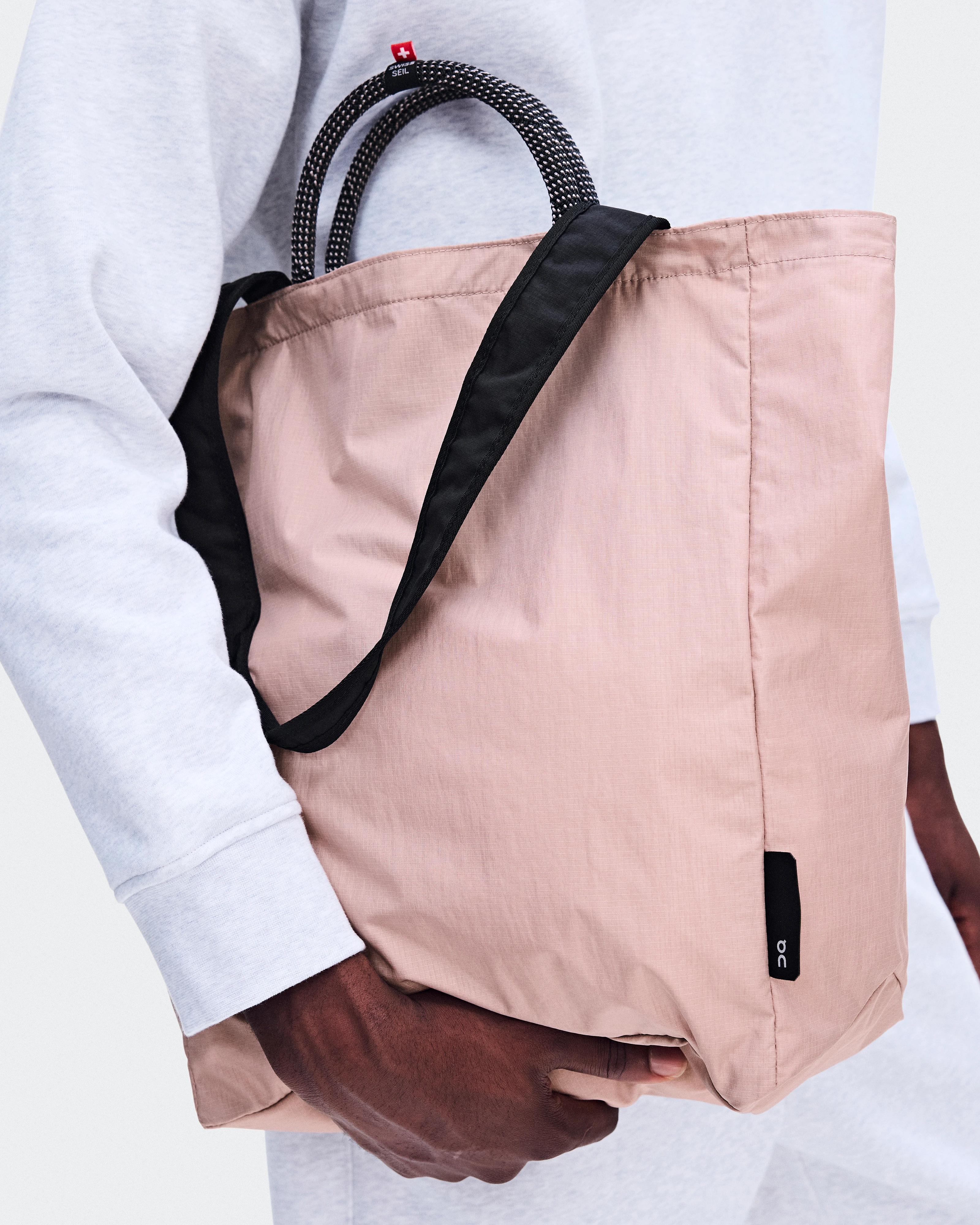 On Tote Pack 25L Biscuit & Black Unisex Bolsas