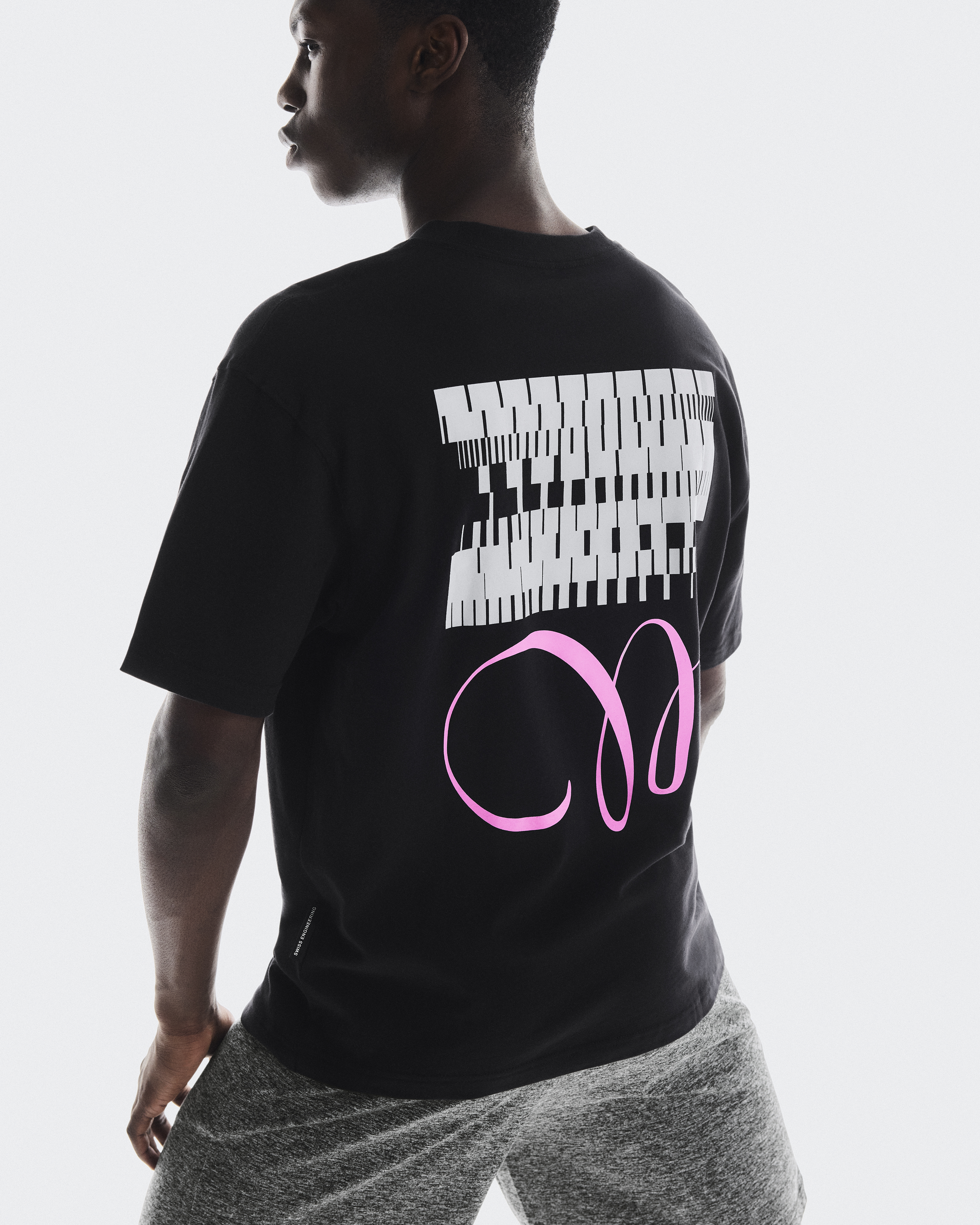 on club T 2024ss ピンク　xs Men's Club-T Graphic | Black & Pink | On Japan