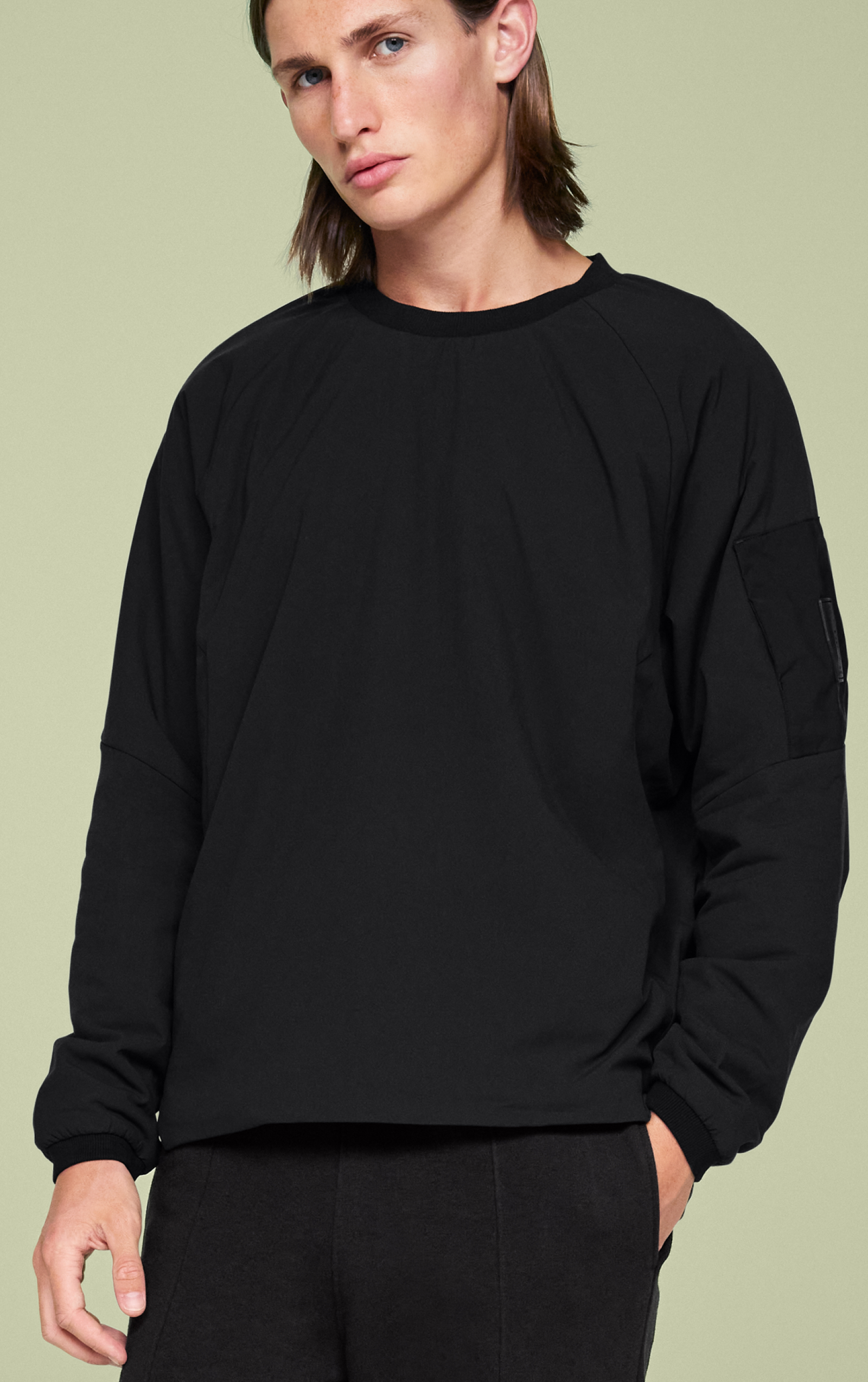 Studio Pullover | Black | On Switzerland