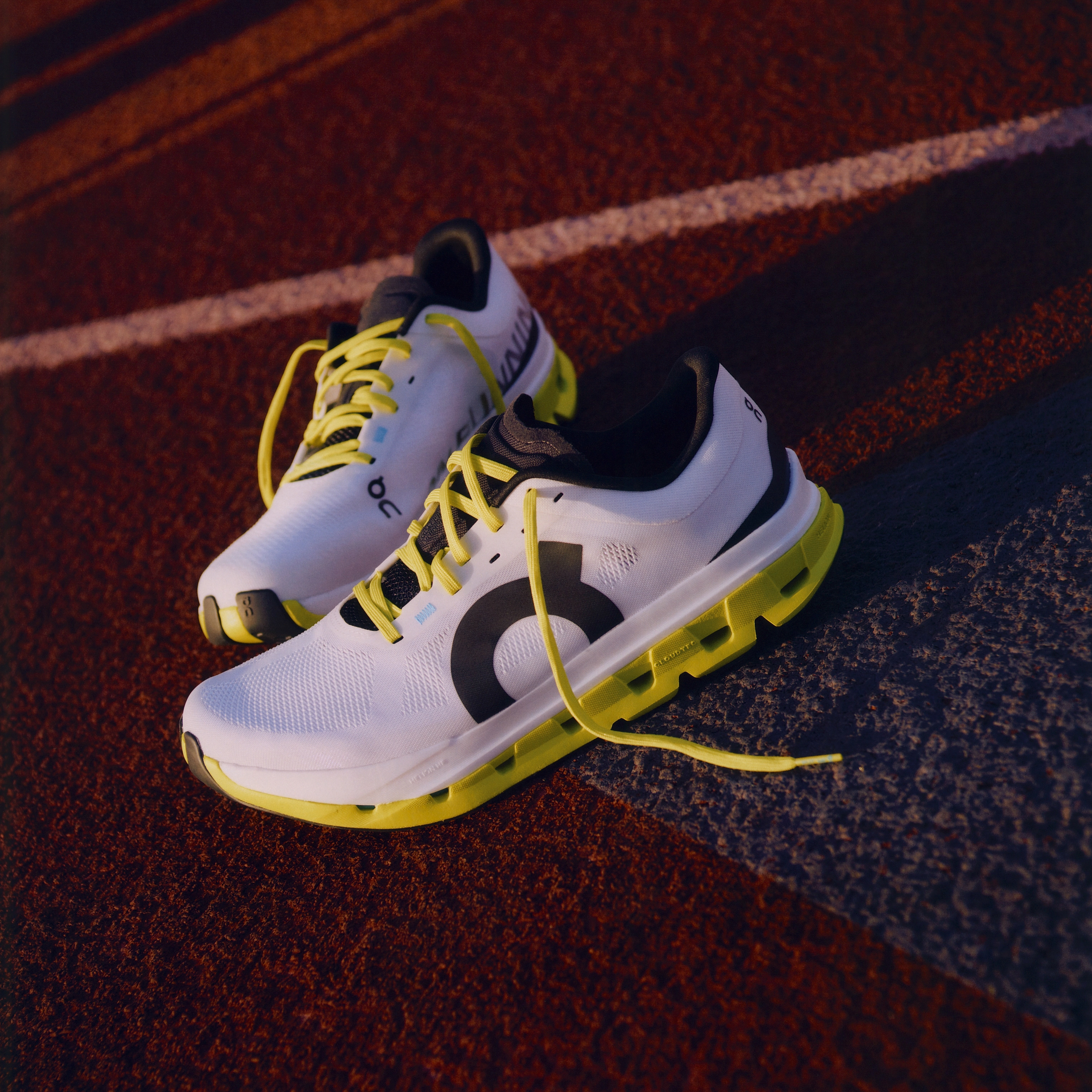 on Cloudtec シューズ US 9 ホワイト/ピンク On Sportswear and Shoes: The Ultimate in Comfort