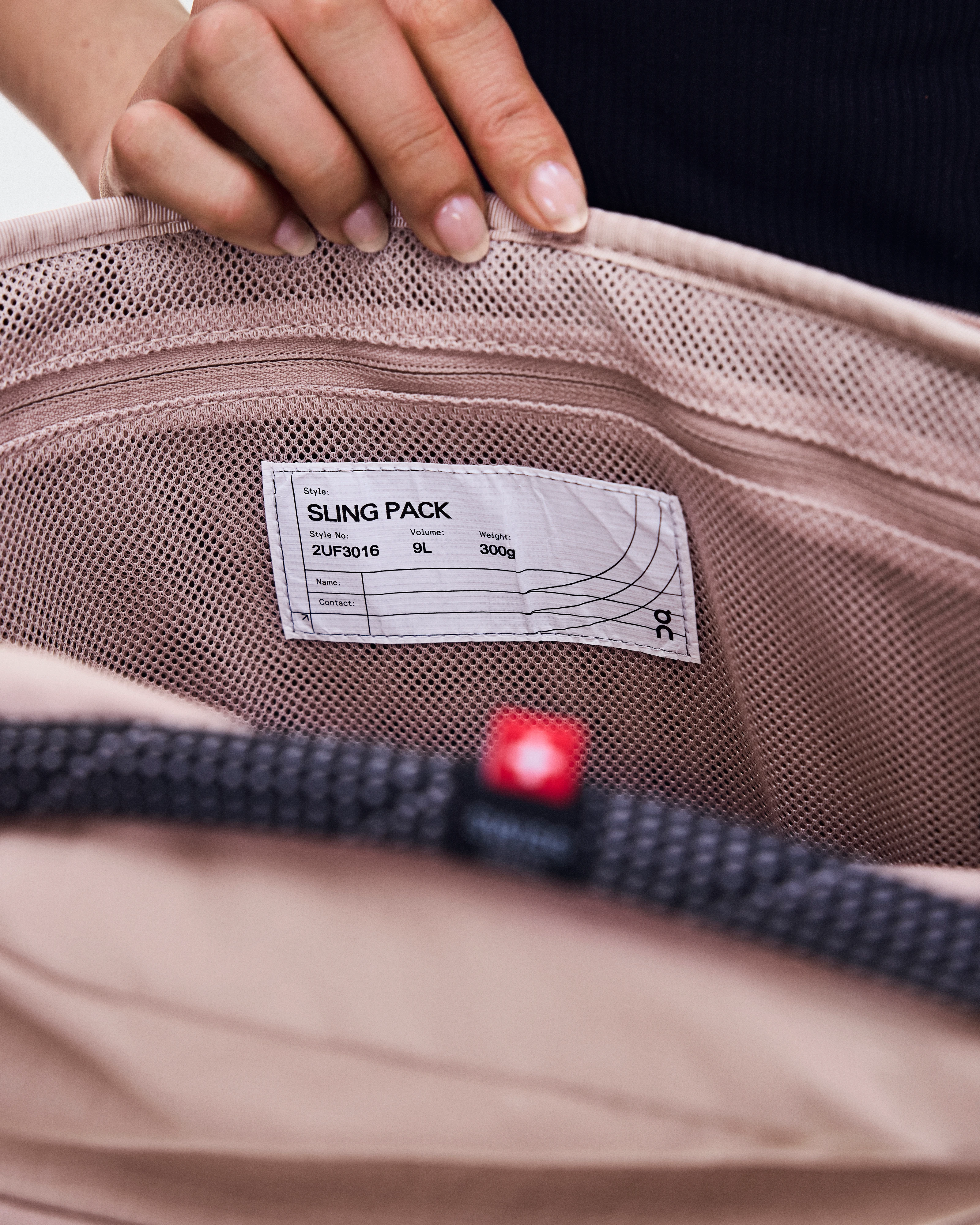On Sling Pack 9L Biscuit & Black オールジェンダー バッグ