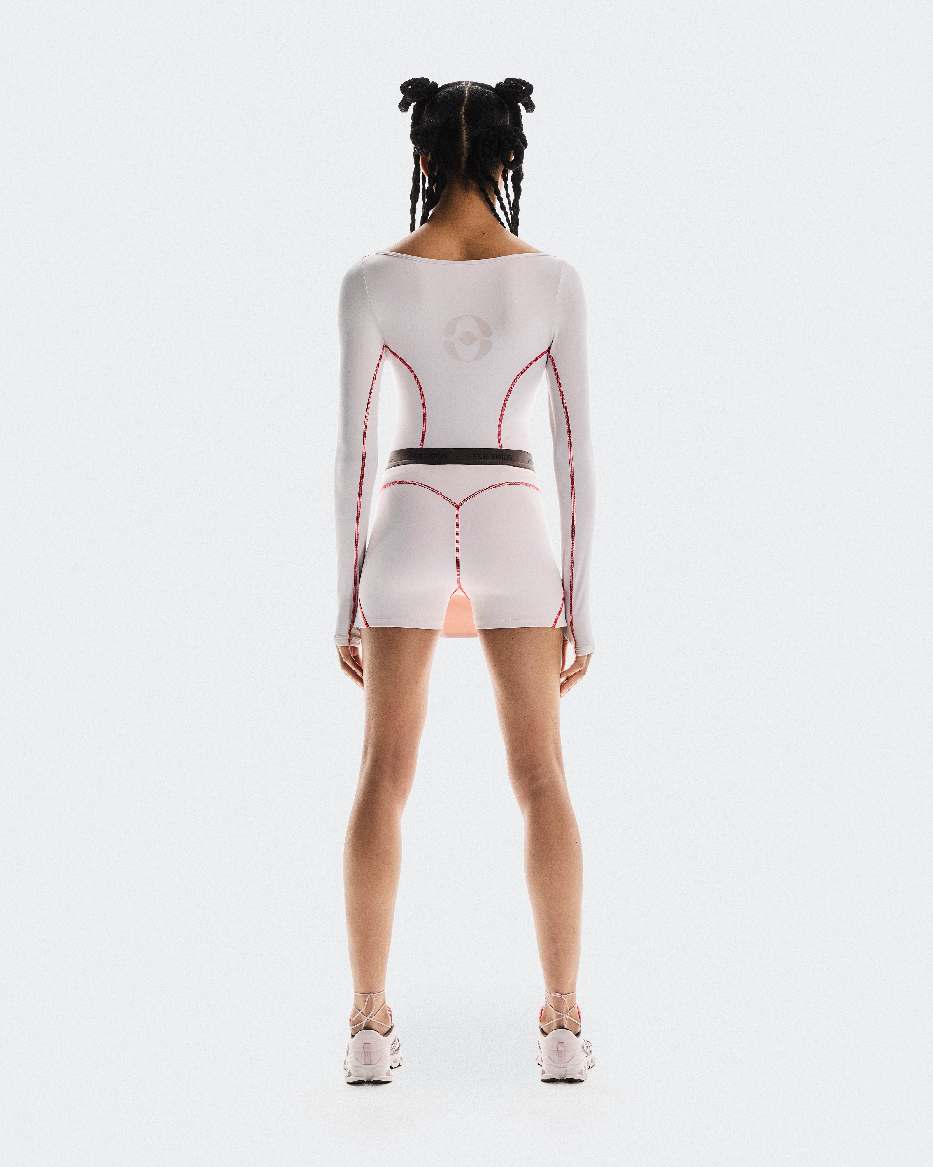 On STUDIO SKORT FKA Lily Damen