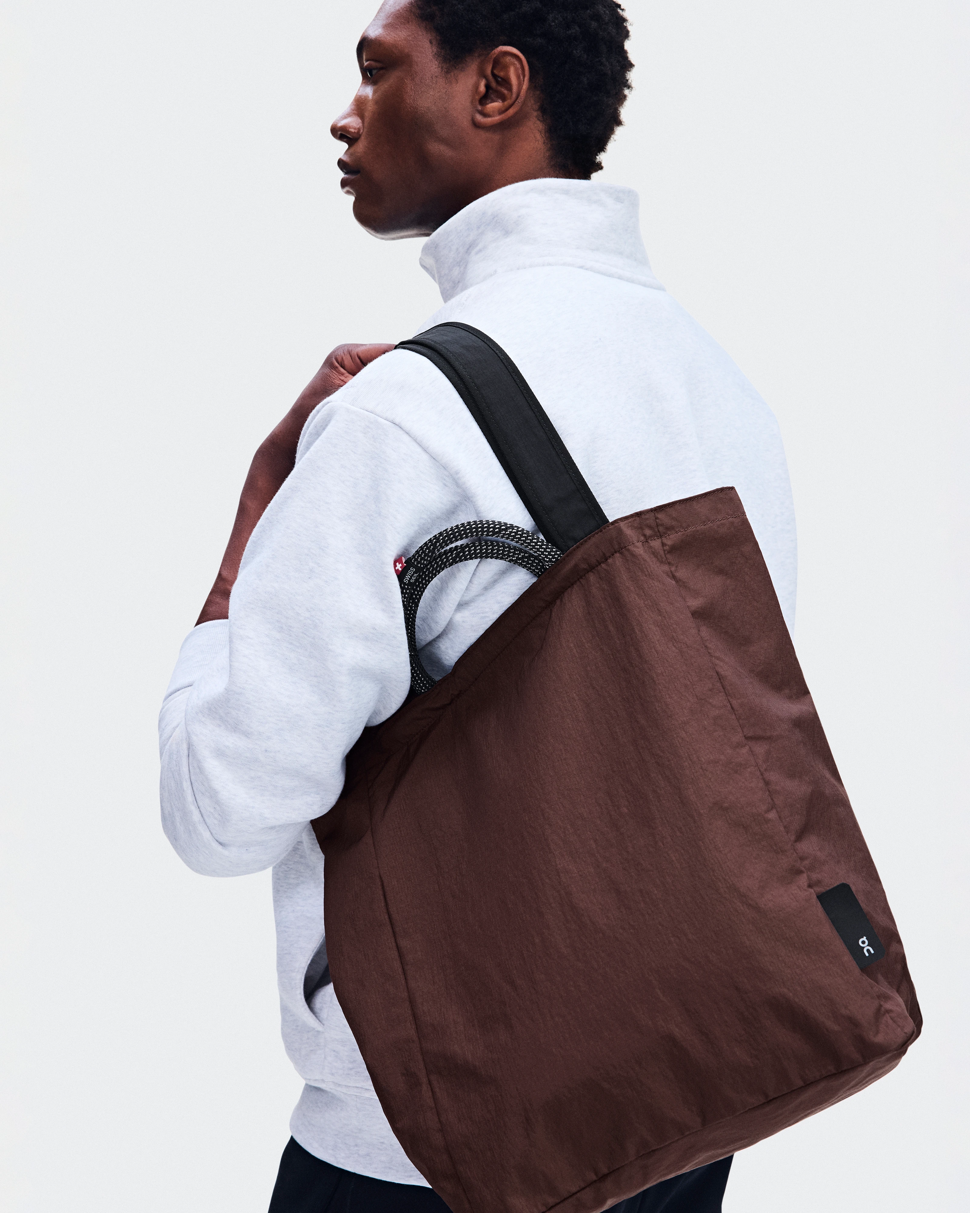 On Tote Pack 25L Cacao & Black Unissex Bolsas e mochilas
