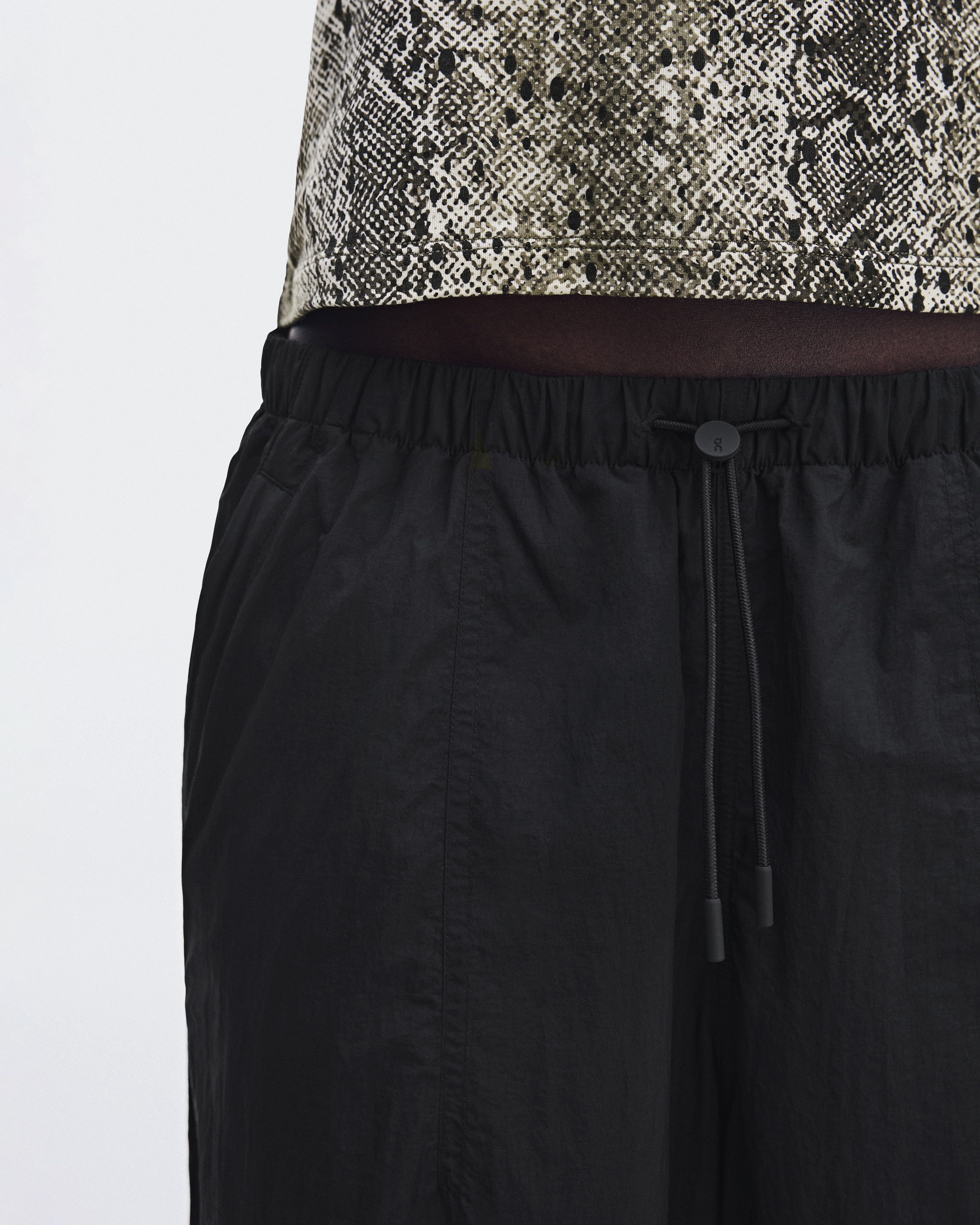 Onライトニングパンツ Women's Ruched Lightweight Pants | Black | On United States