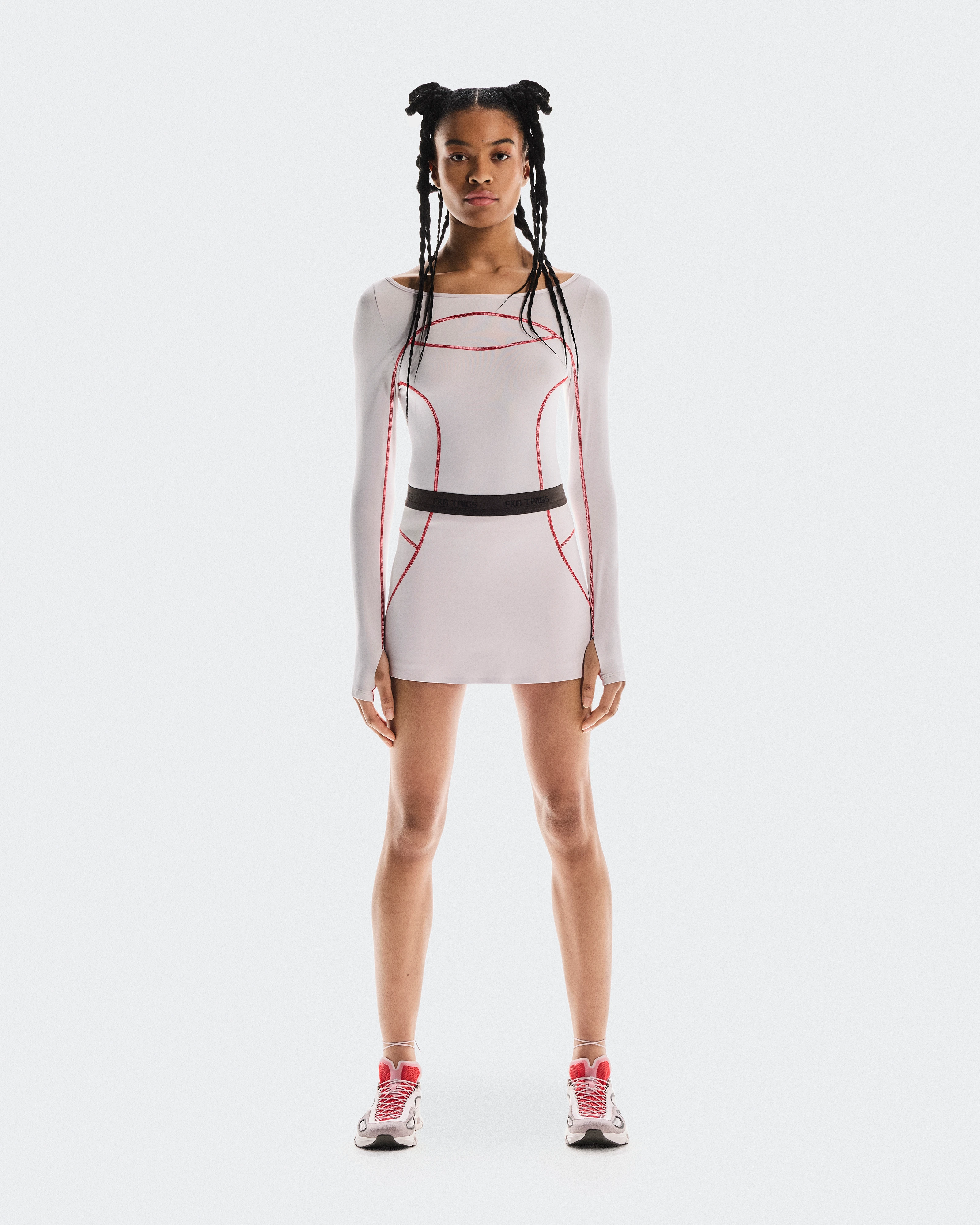 On STUDIO SKORT FKA Lily Damen