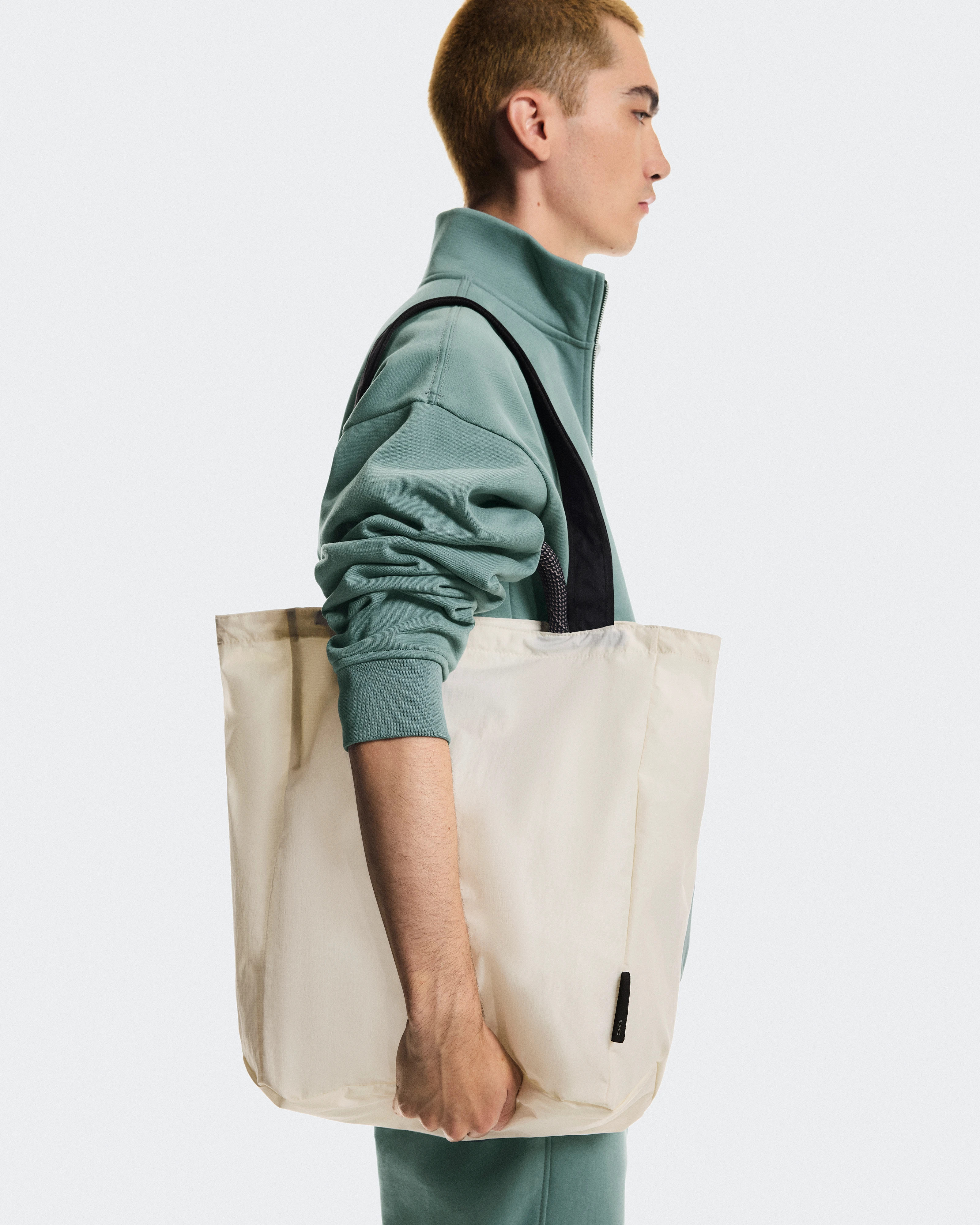 On Tote Pack 25L Cream & Black オールジェンダー バッグ