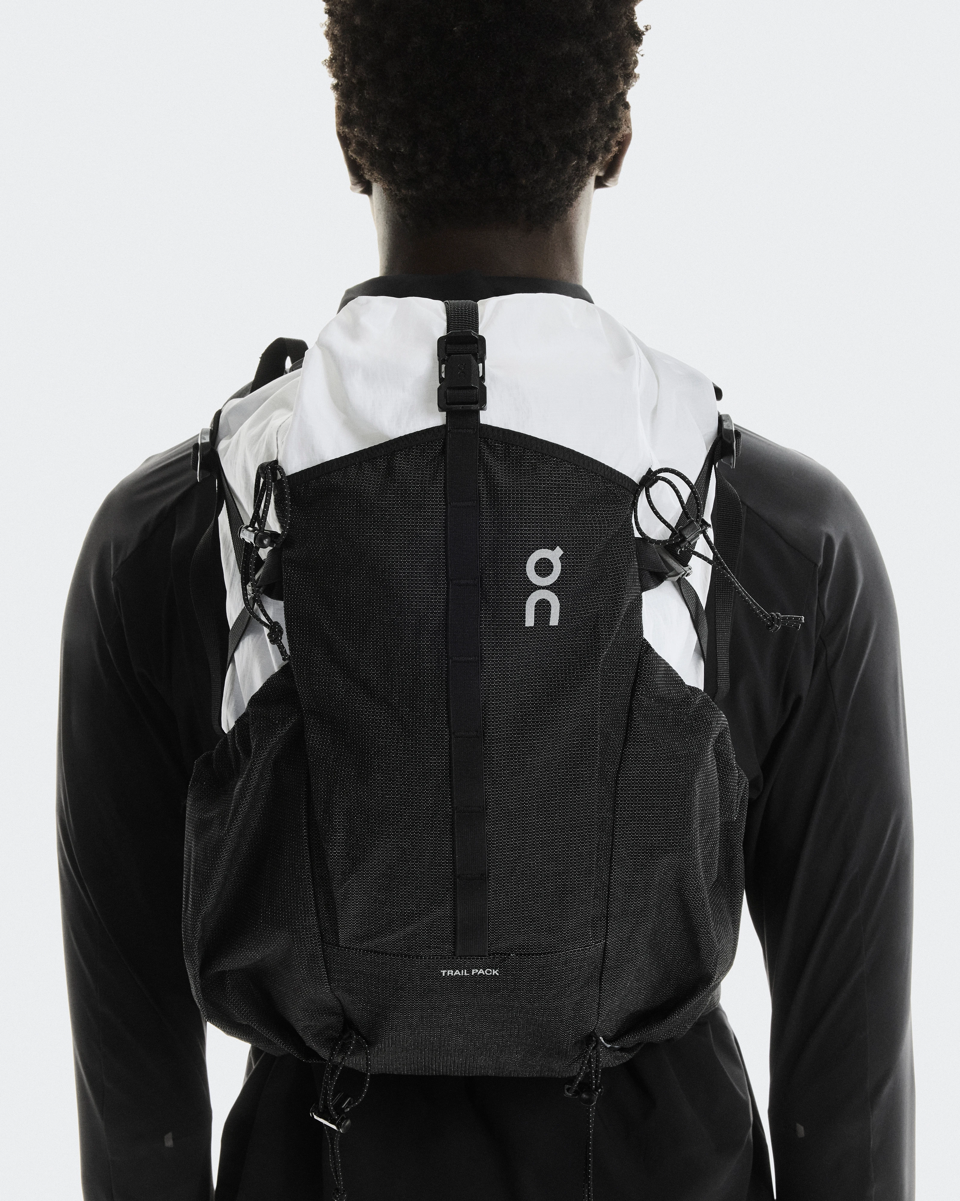 On Trail Pack 20L White & Black Unisex Bolsas
