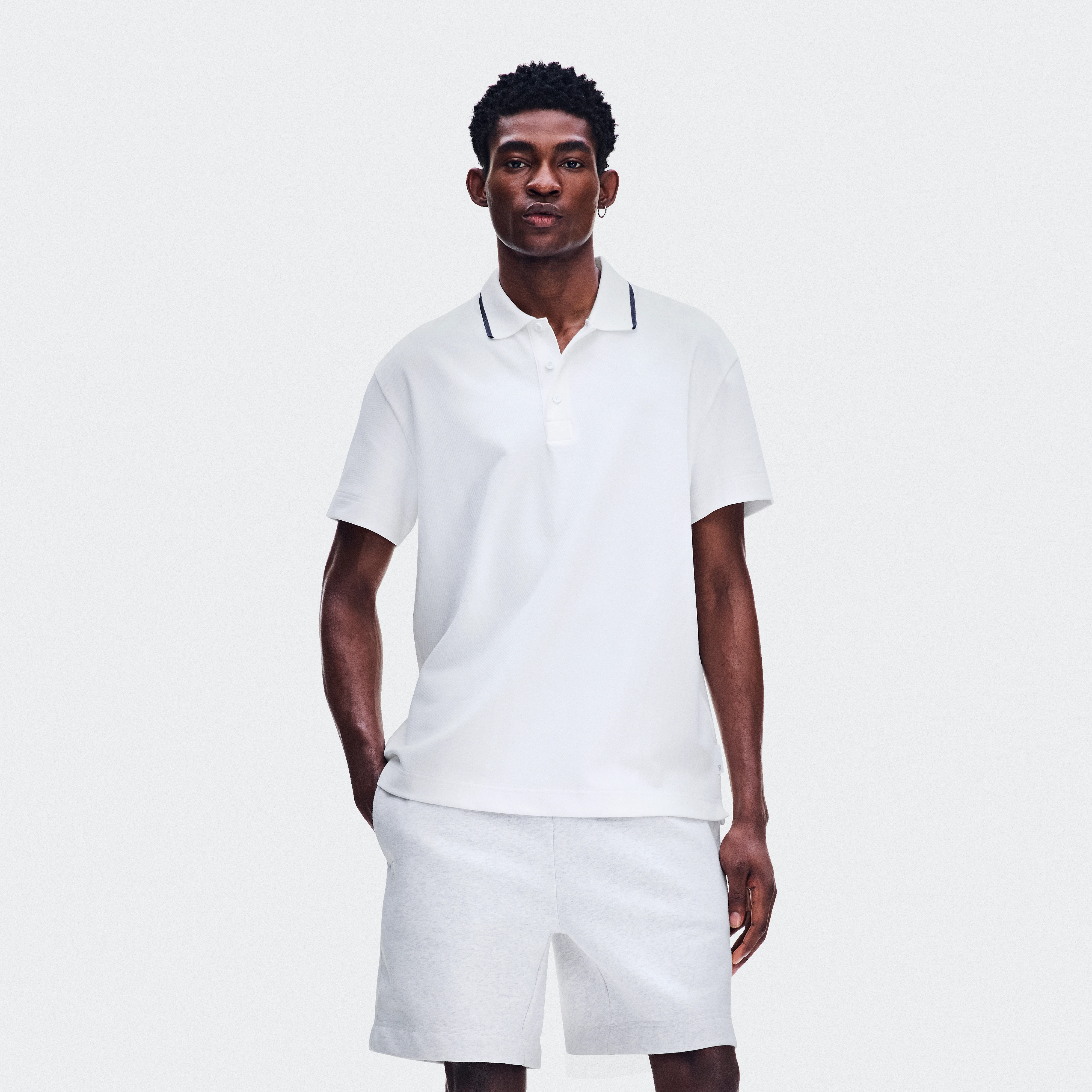On Courtside Polo All White Men – Tennis lifestyle, courtside, all-day comfort Tops and t-shirts