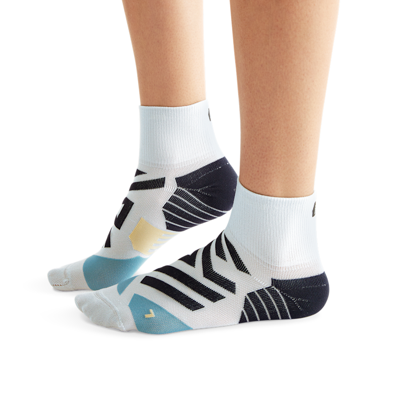 On Women's Performance Mid Sock in Hail/Wash, Size: 8-9, Polyamide