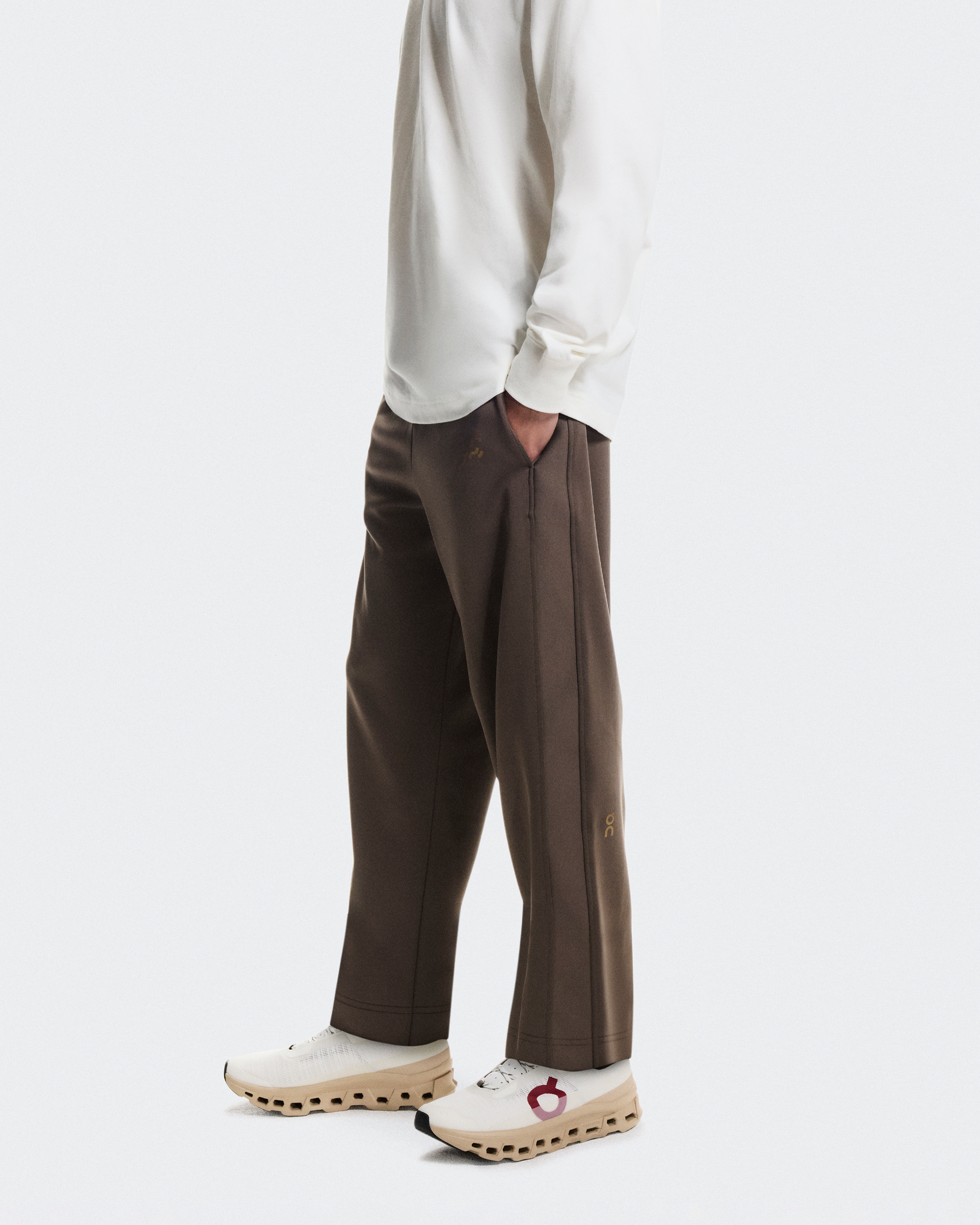 FHR CAL ブラウン スポーツパンツ 1975年設立 メンズ Track Pants Year of the Horse | ブラウン | On 日本