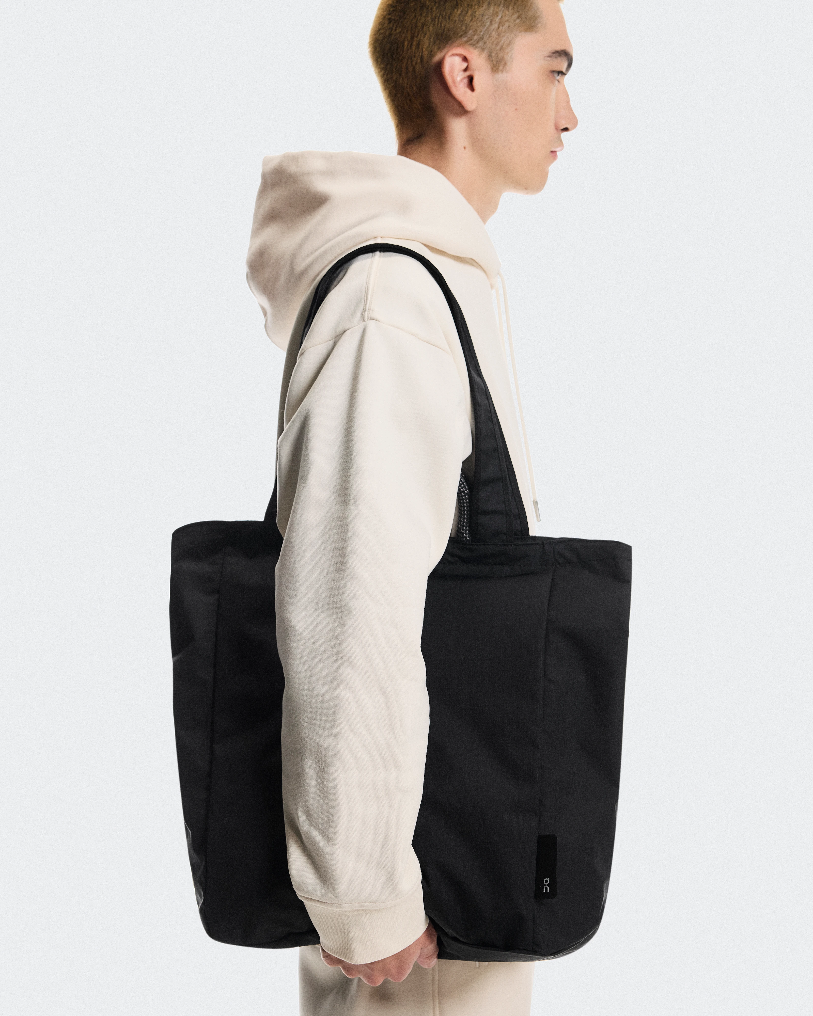 On Tote Pack 25L Black オールジェンダー バッグ